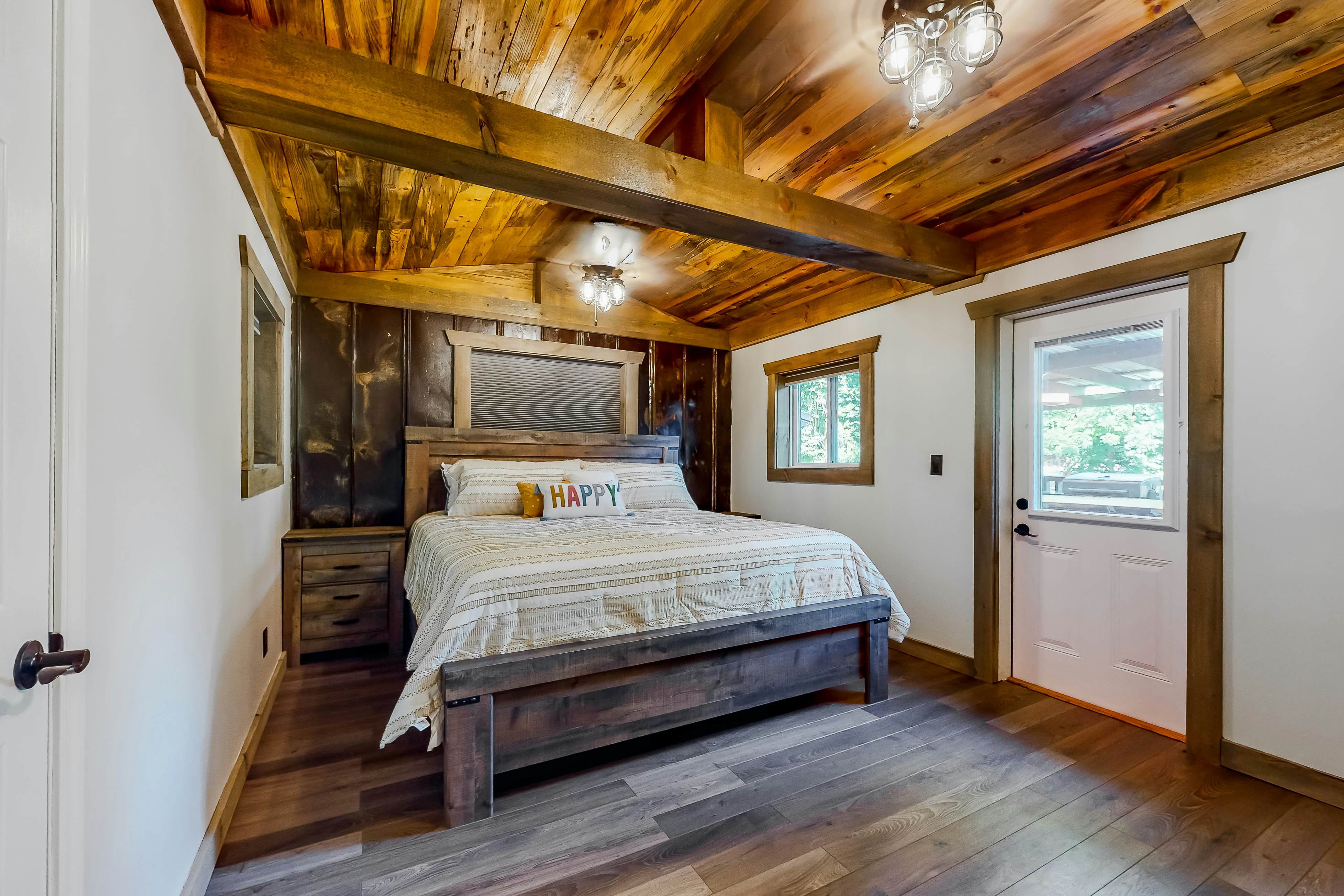 Charming mountain view cabin w/ Free Attraction TIckets & spacious deck