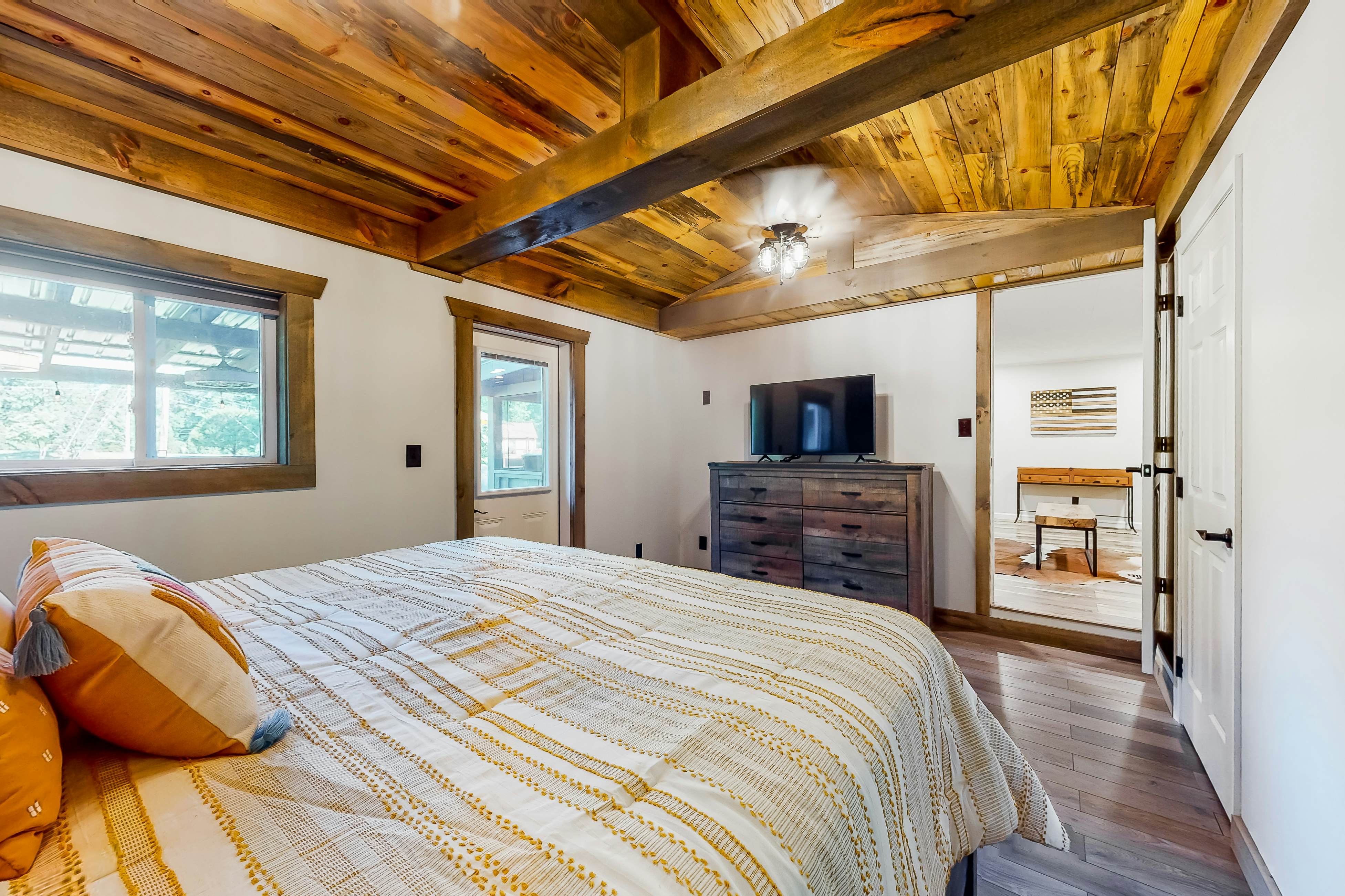 Charming mountain view cabin w/ Free Attraction TIckets & spacious deck