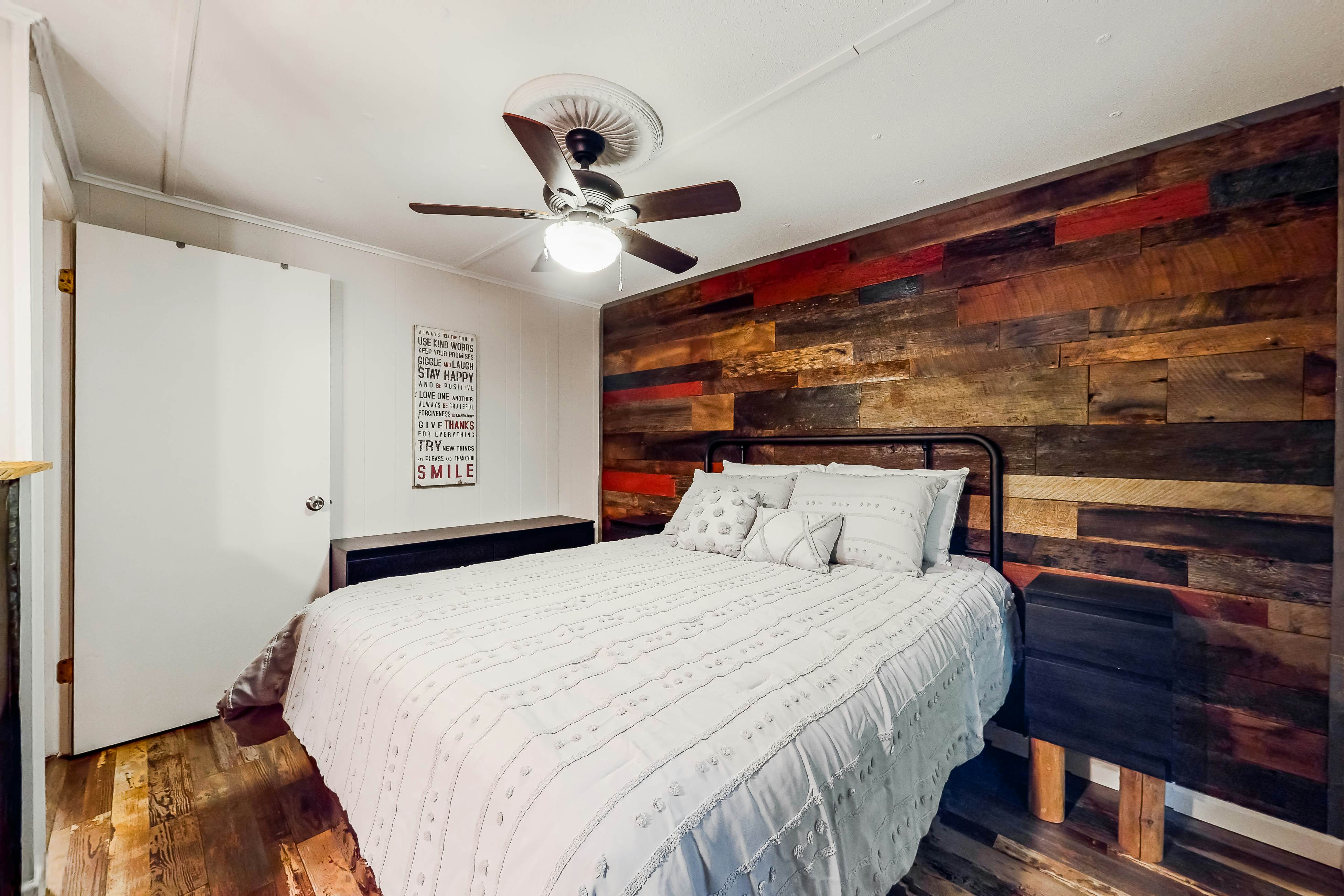 Charming mountain view cabin w/ Free Attraction TIckets & spacious deck