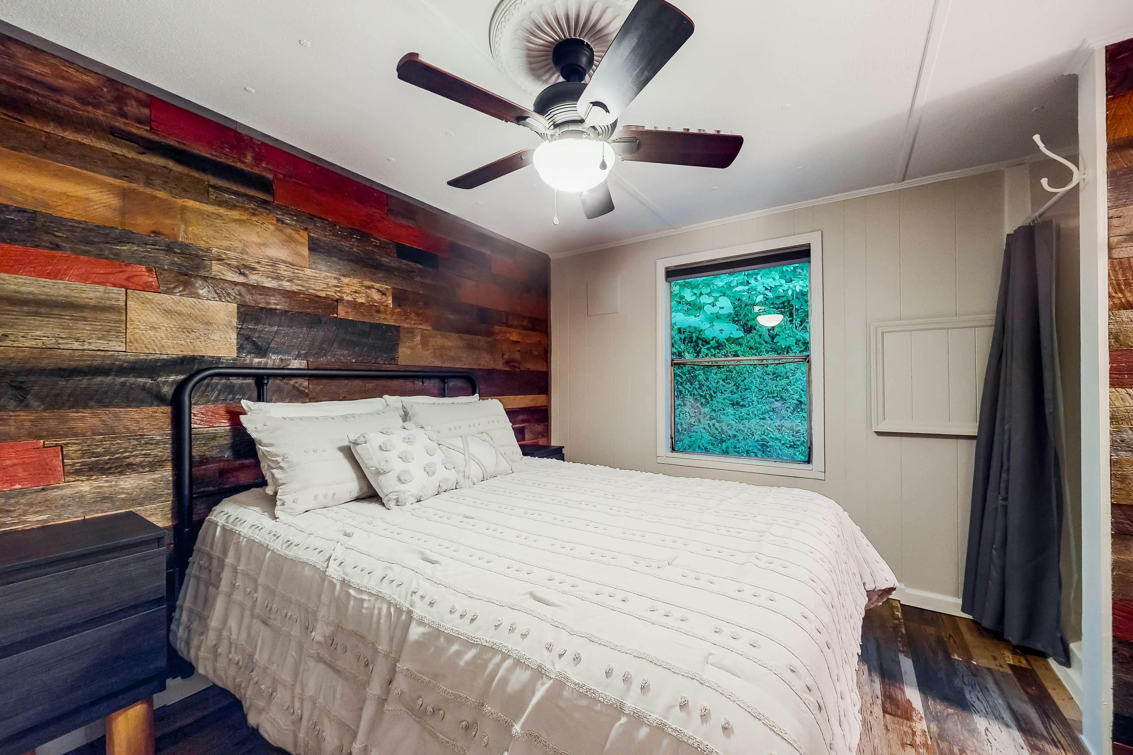 Charming mountain view cabin w/ Free Attraction TIckets & spacious deck