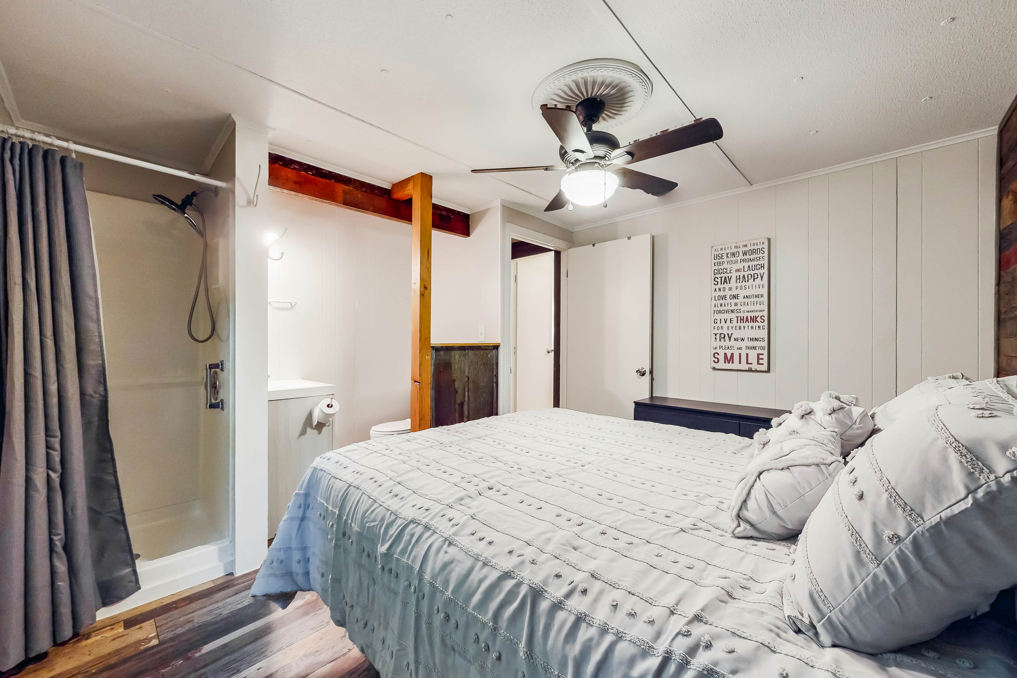 Charming mountain view cabin w/ Free Attraction TIckets & spacious deck