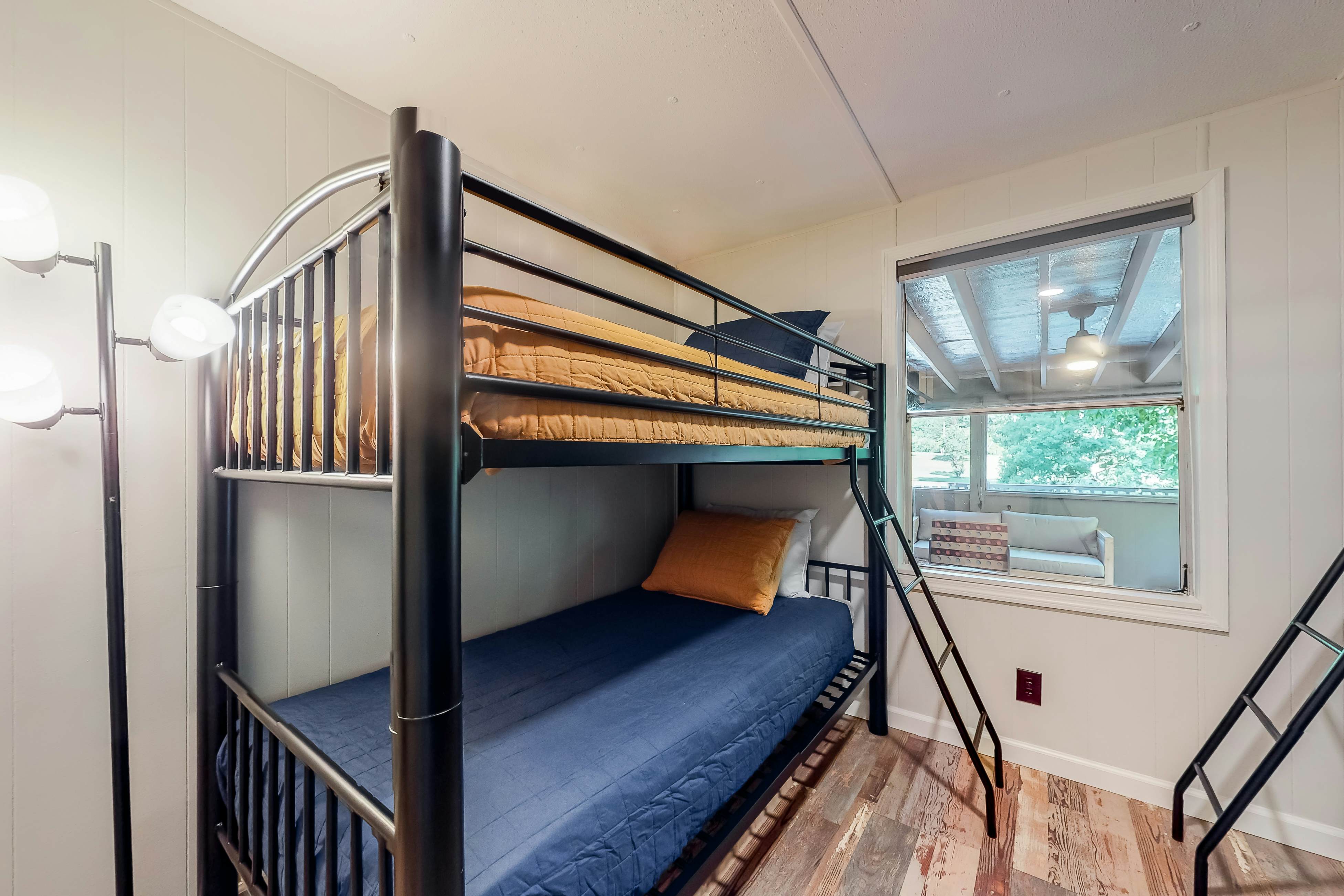 Charming mountain view cabin w/ Free Attraction TIckets & spacious deck