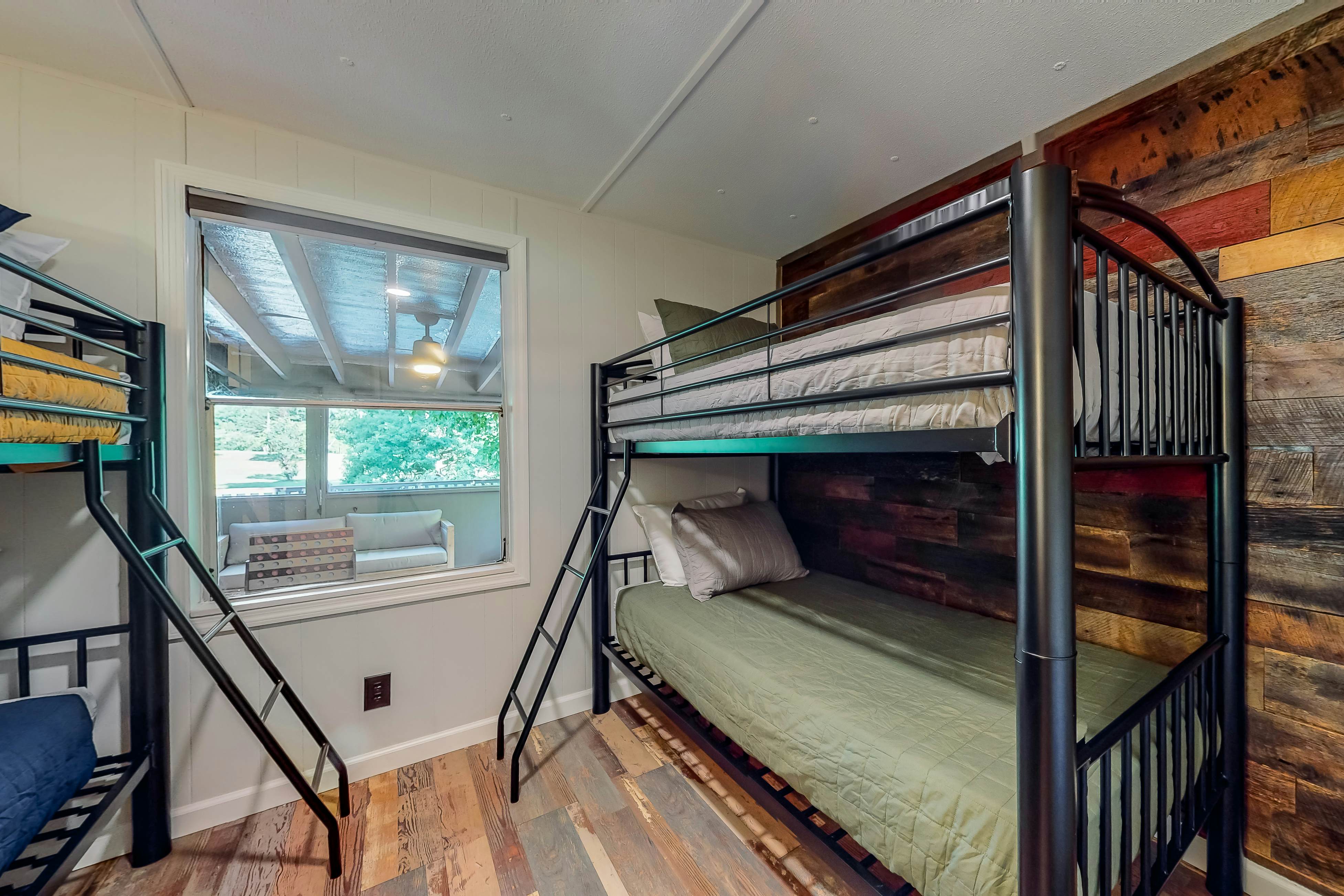 Charming mountain view cabin w/ Free Attraction TIckets & spacious deck