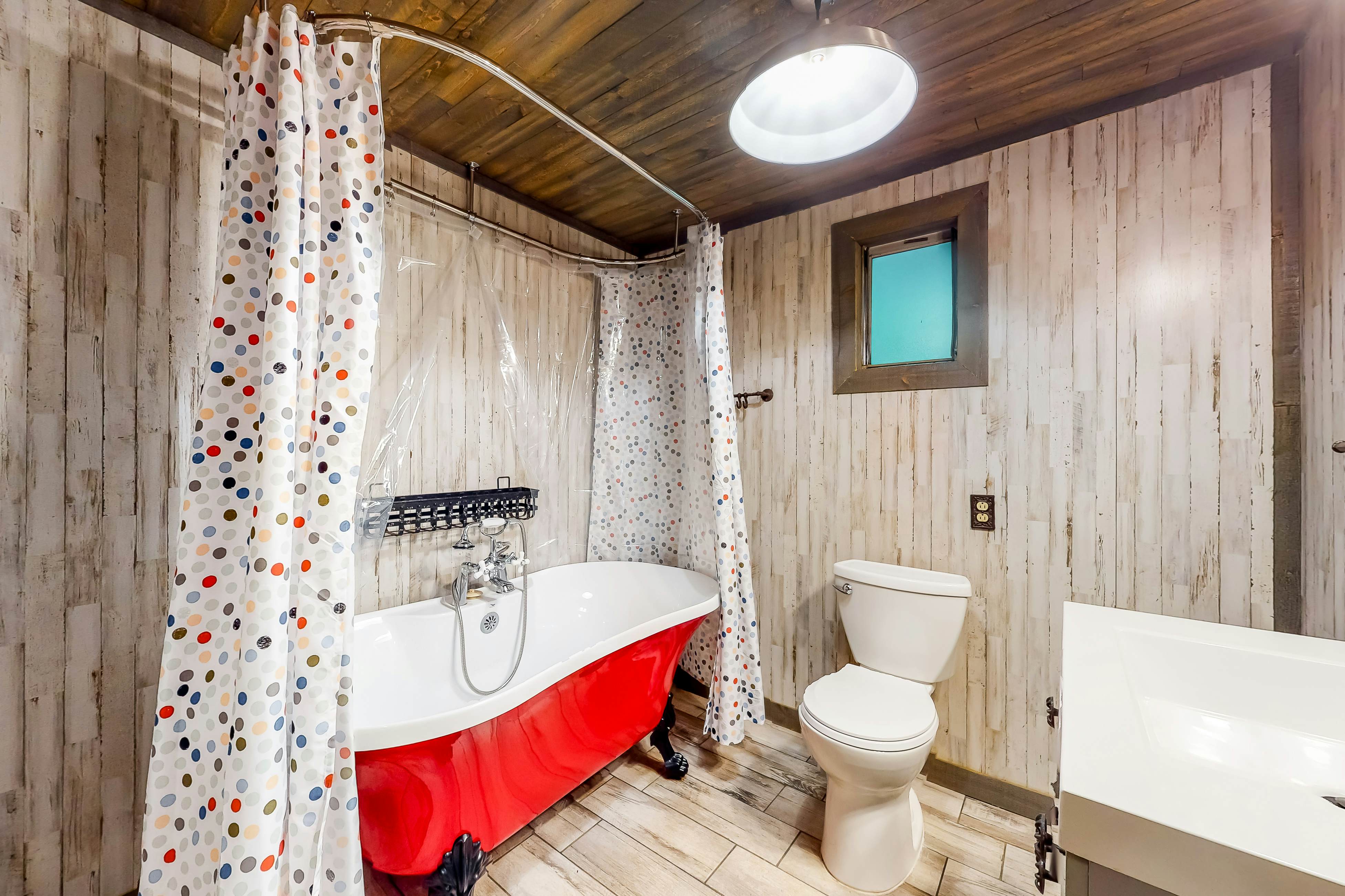 Charming mountain view cabin w/ Free Attraction TIckets & spacious deck