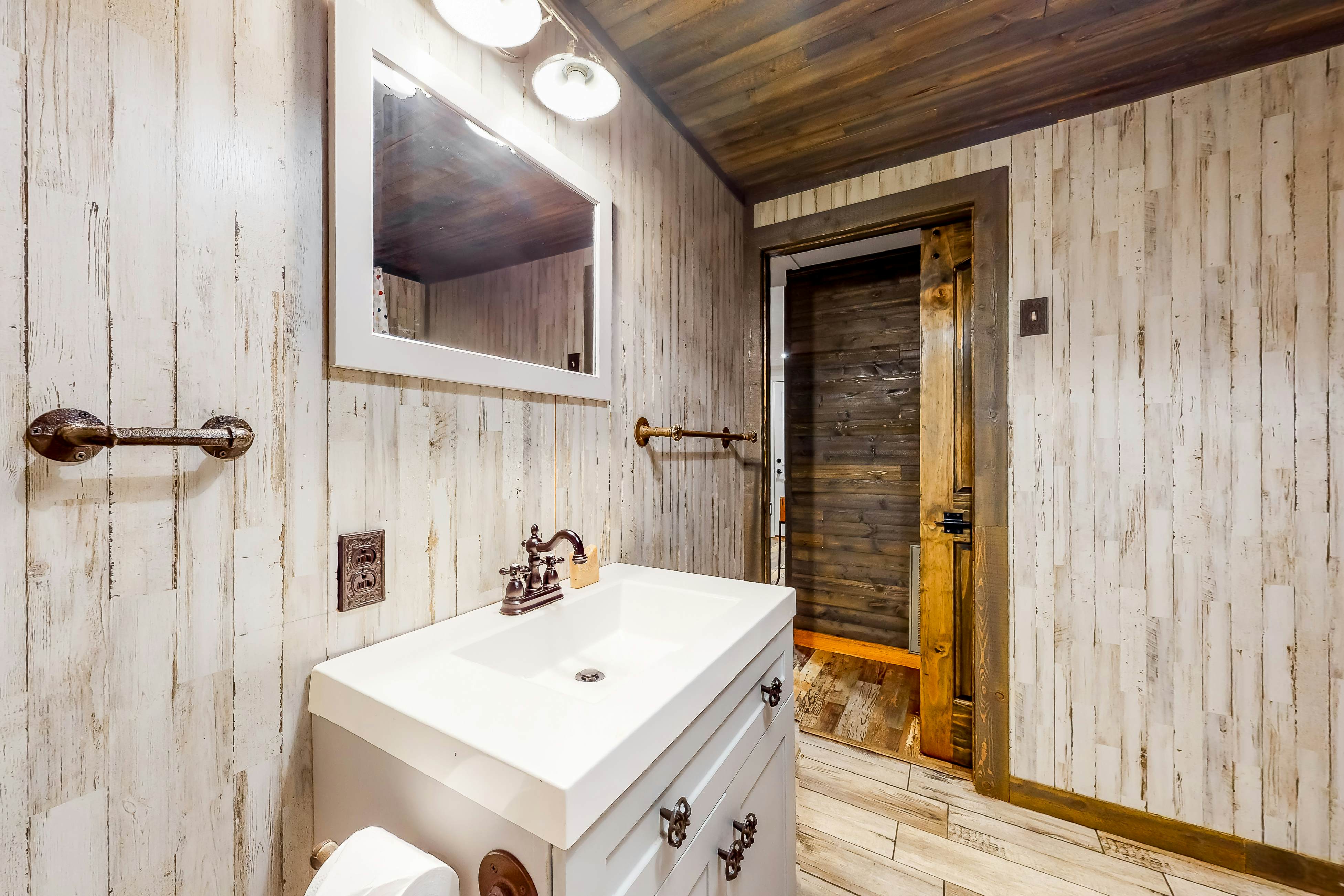 Charming mountain view cabin w/ Free Attraction TIckets & spacious deck