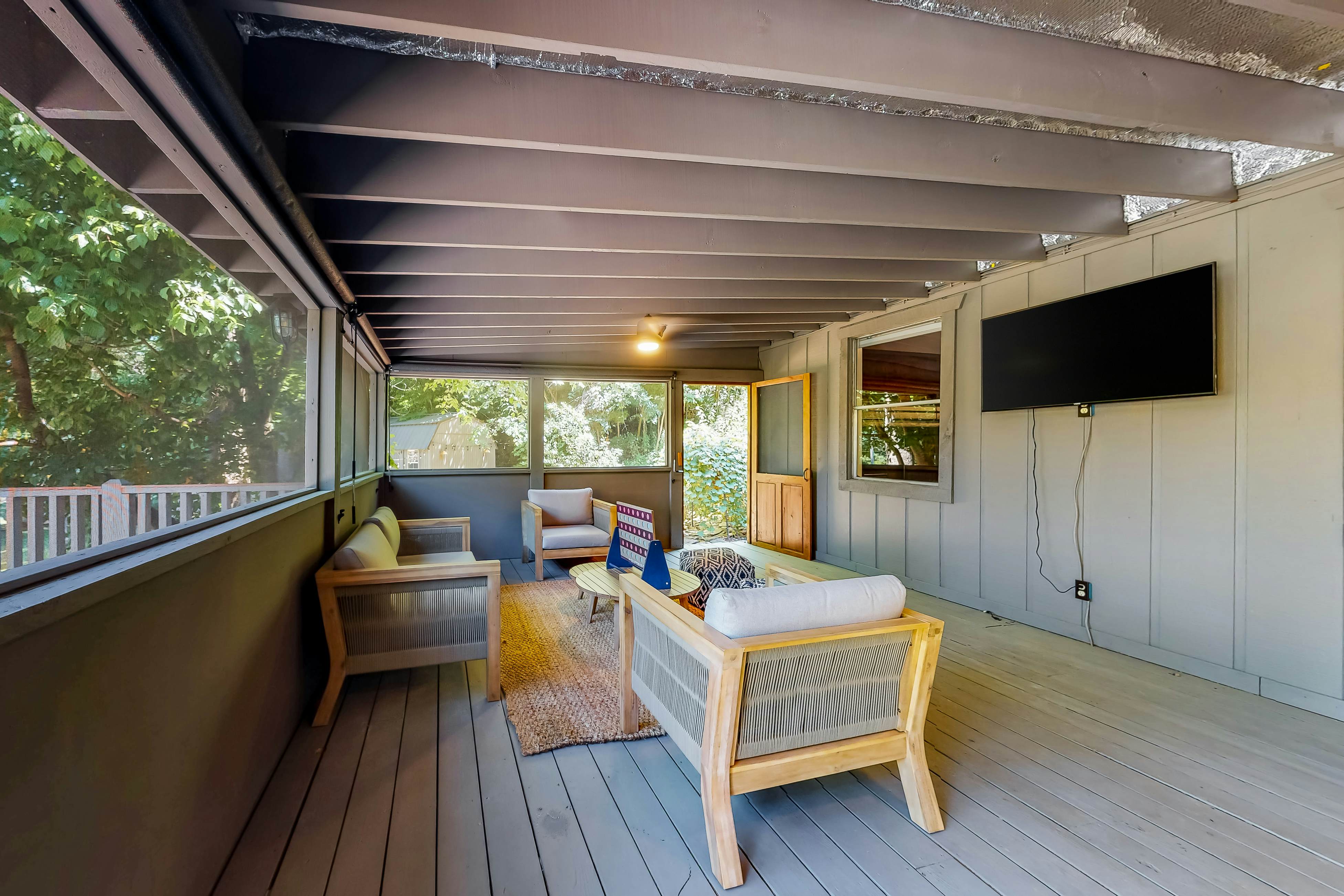 Charming mountain view cabin w/ Free Attraction TIckets & spacious deck