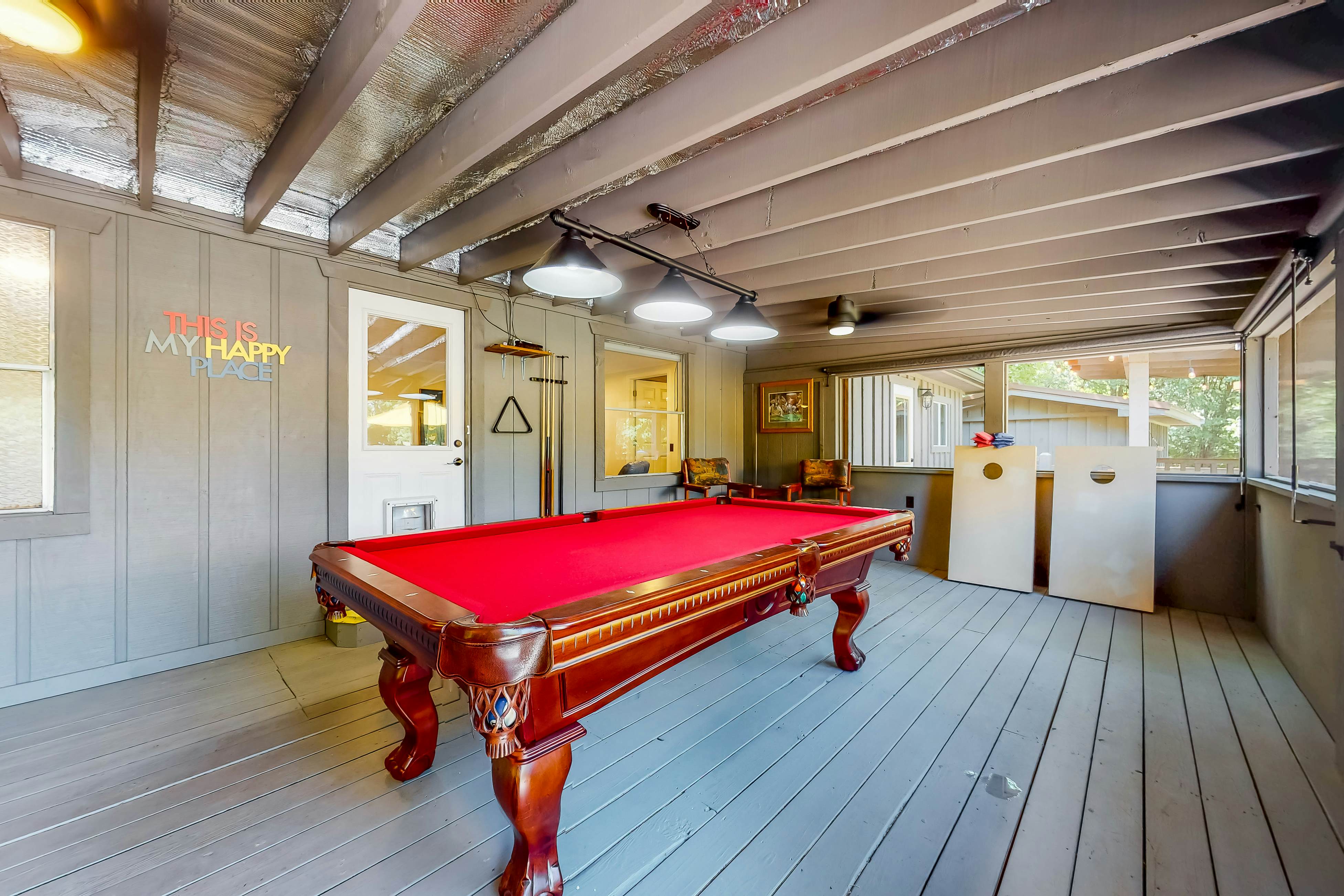 Charming mountain view cabin w/ Free Attraction TIckets & spacious deck