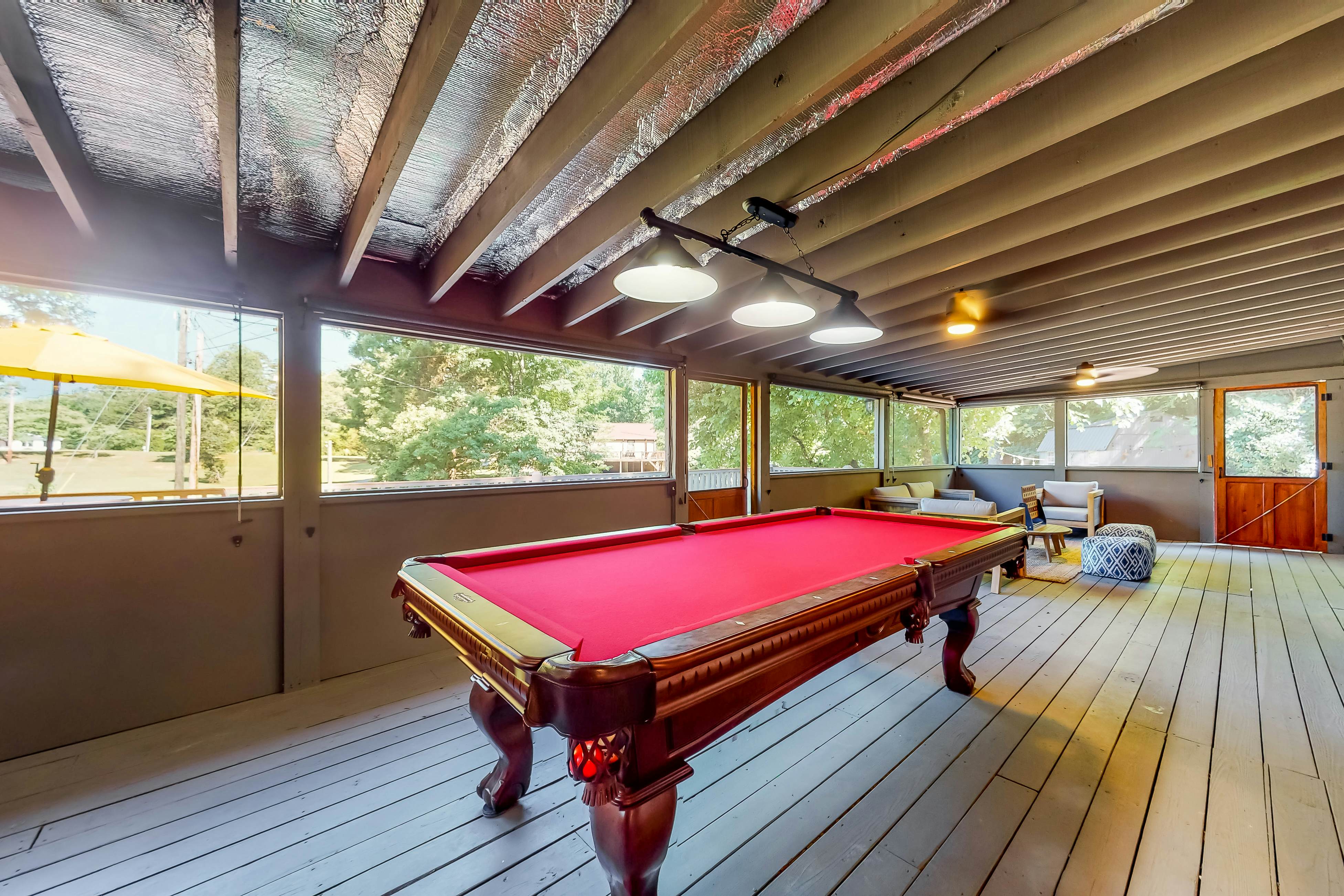 Charming mountain view cabin w/ Free Attraction TIckets & spacious deck