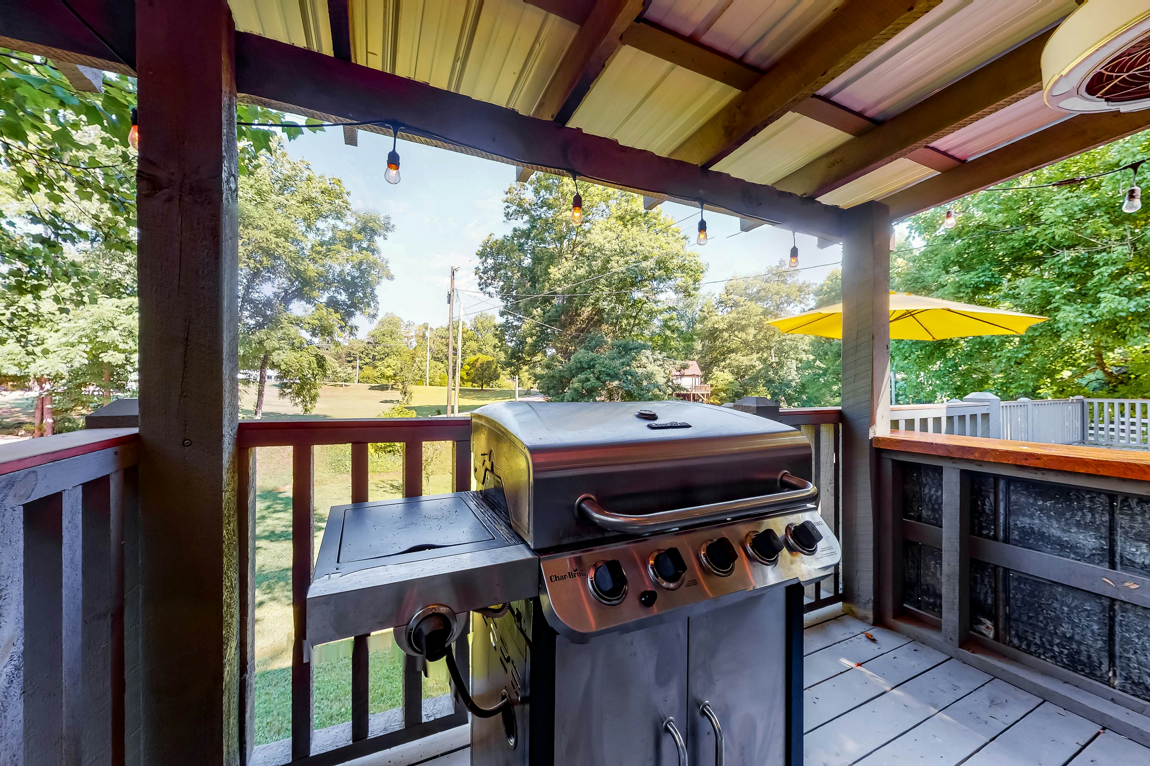 Charming mountain view cabin w/ Free Attraction TIckets & spacious deck