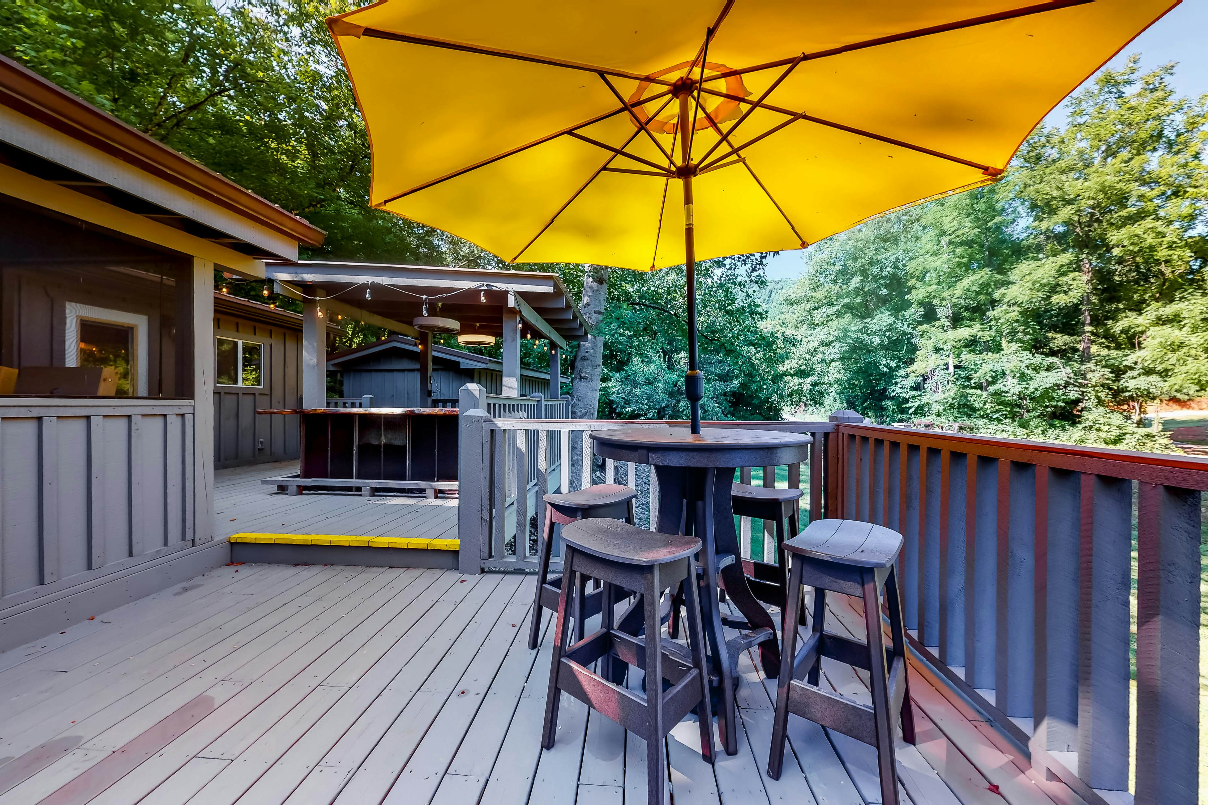 Charming mountain view cabin w/ Free Attraction TIckets & spacious deck