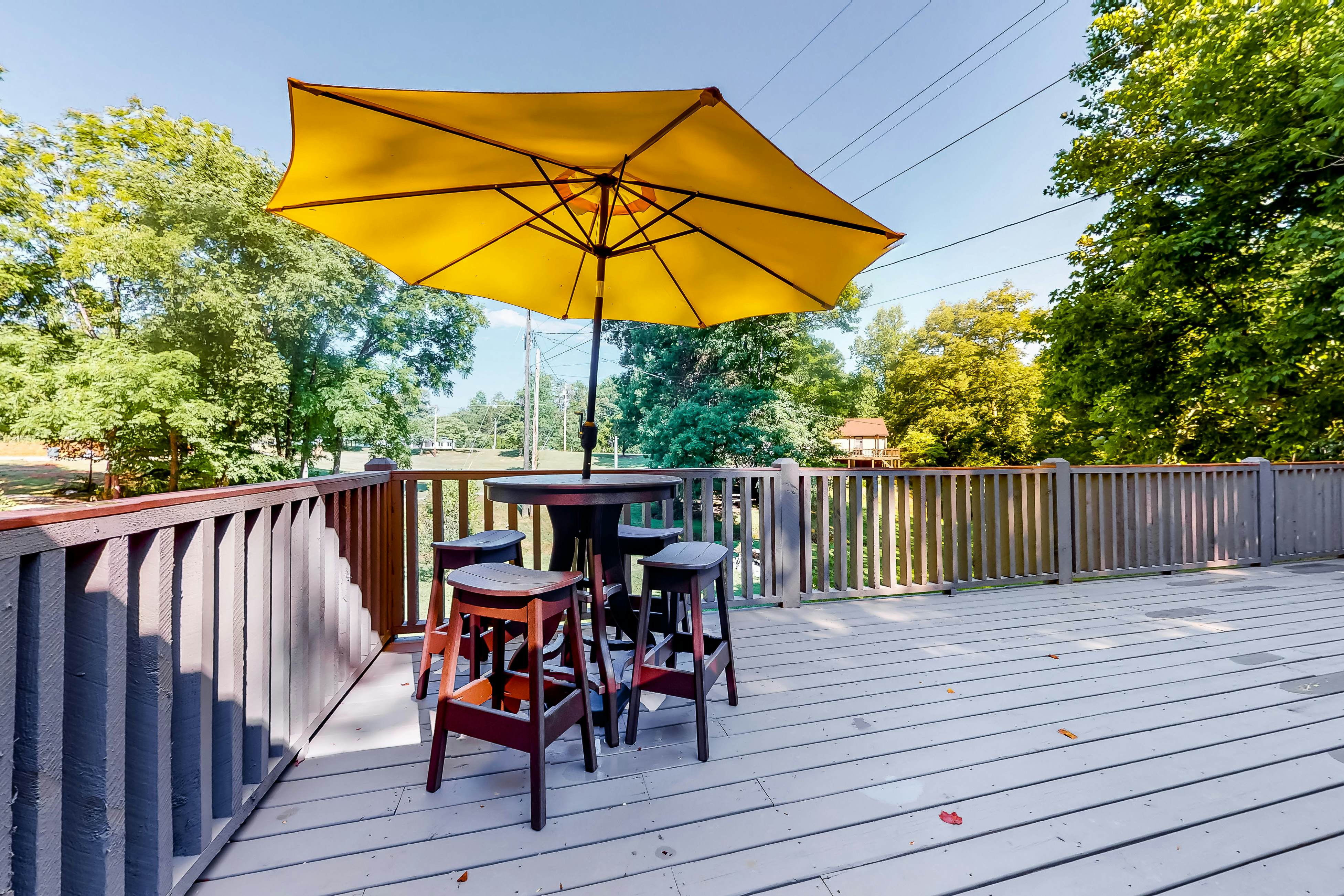 Charming mountain view cabin w/ Free Attraction TIckets & spacious deck