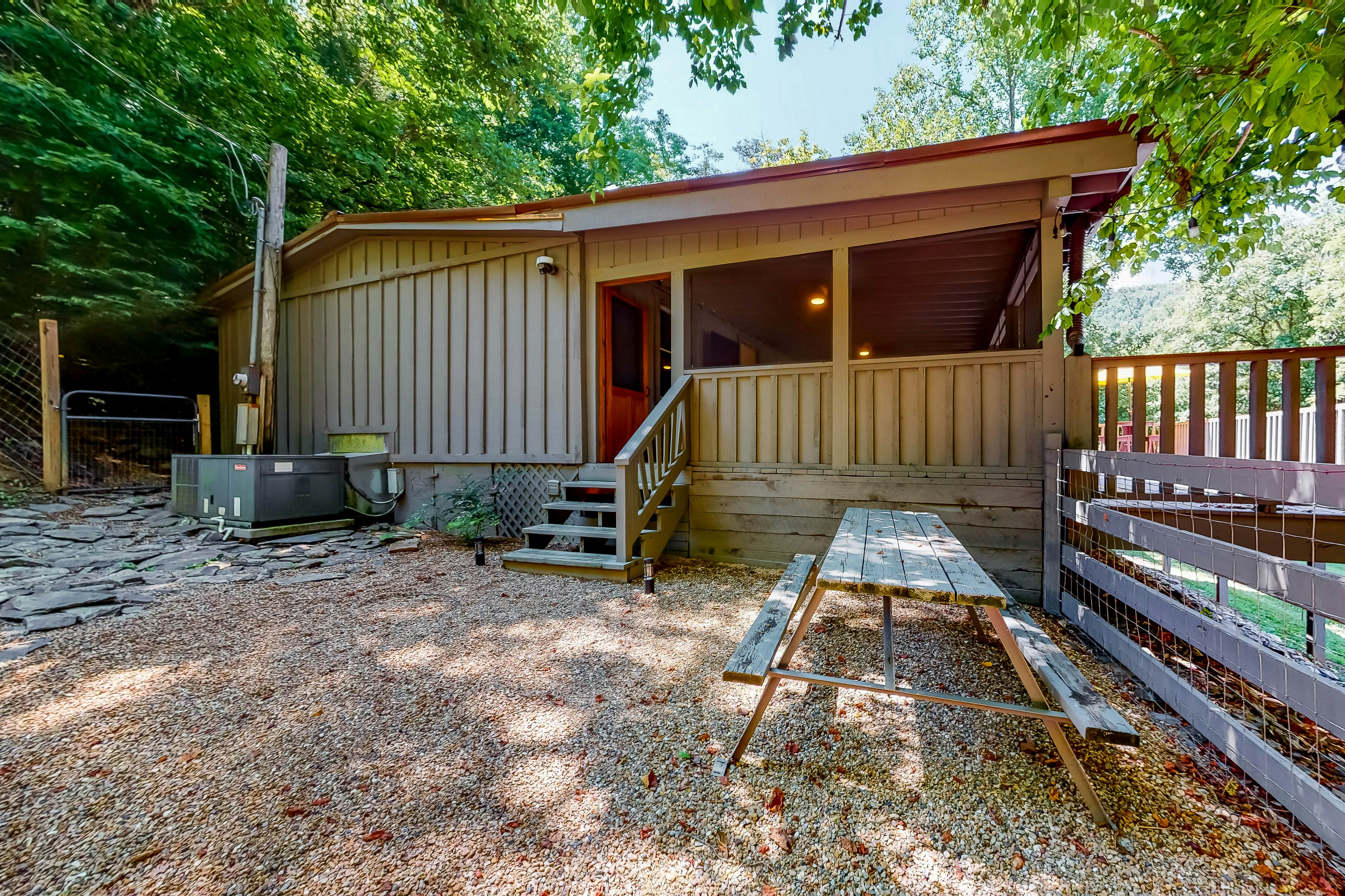 Charming mountain view cabin w/ Free Attraction TIckets & spacious deck