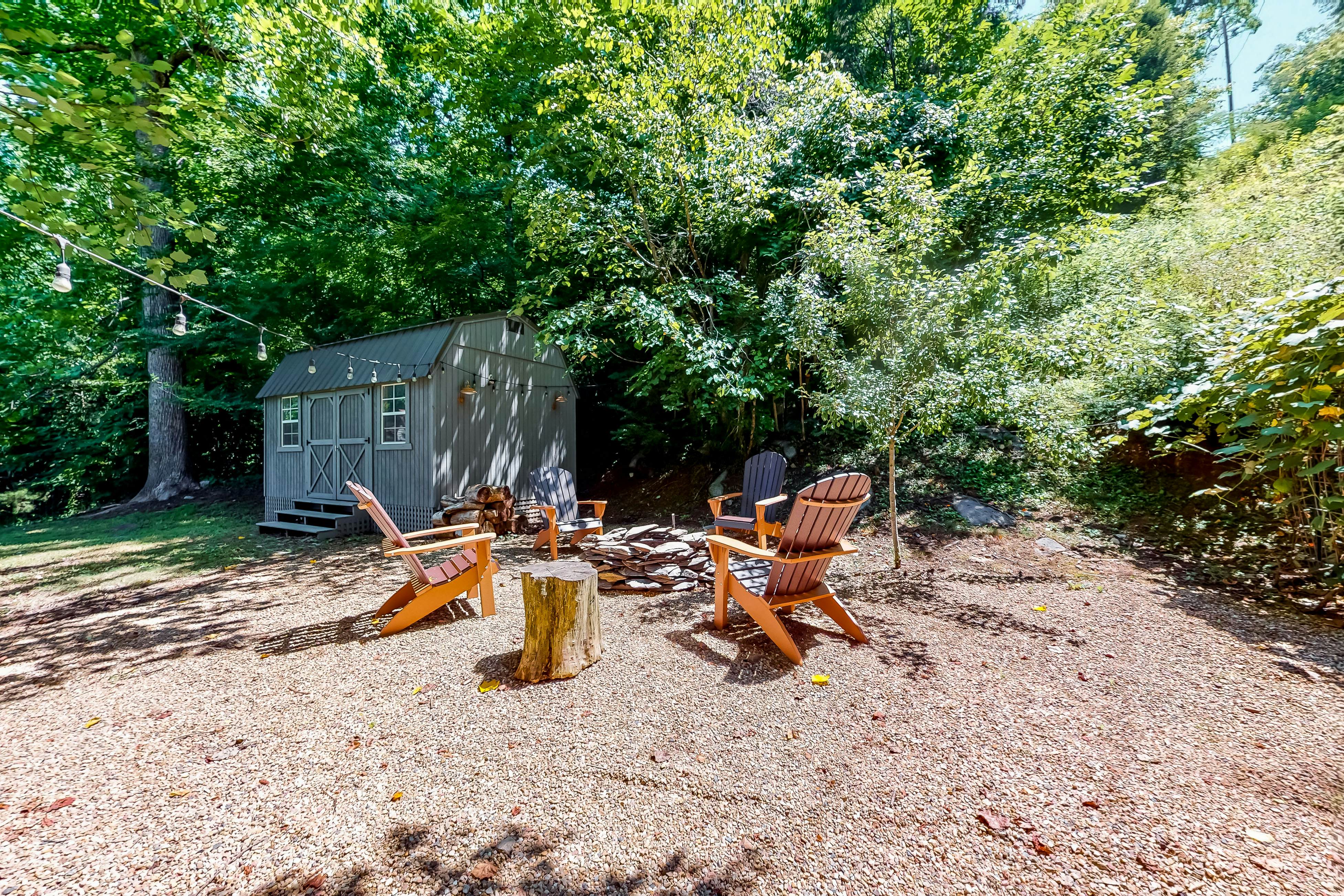 Charming mountain view cabin w/ Free Attraction TIckets & spacious deck