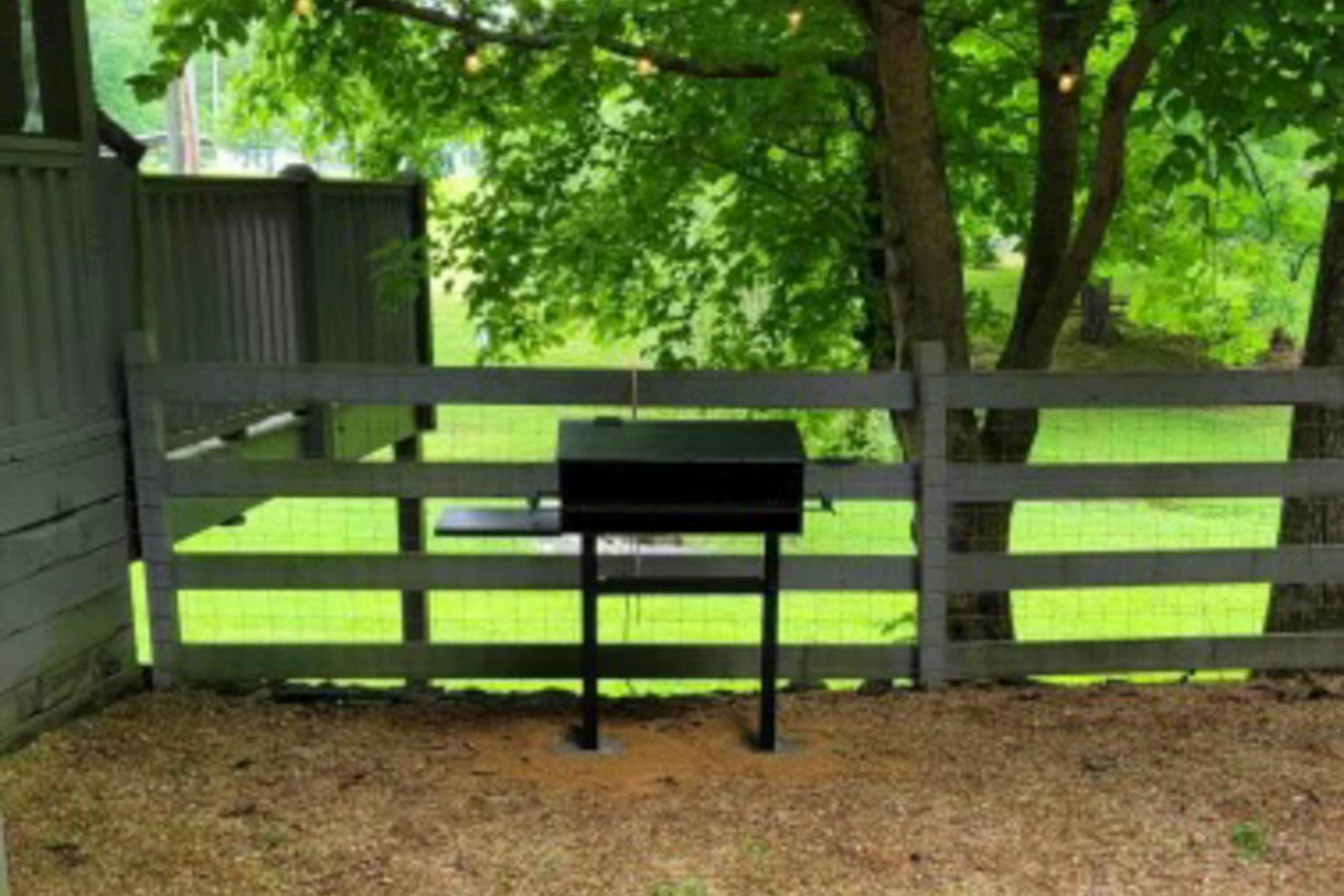 Charming mountain view cabin w/ Free Attraction TIckets & spacious deck