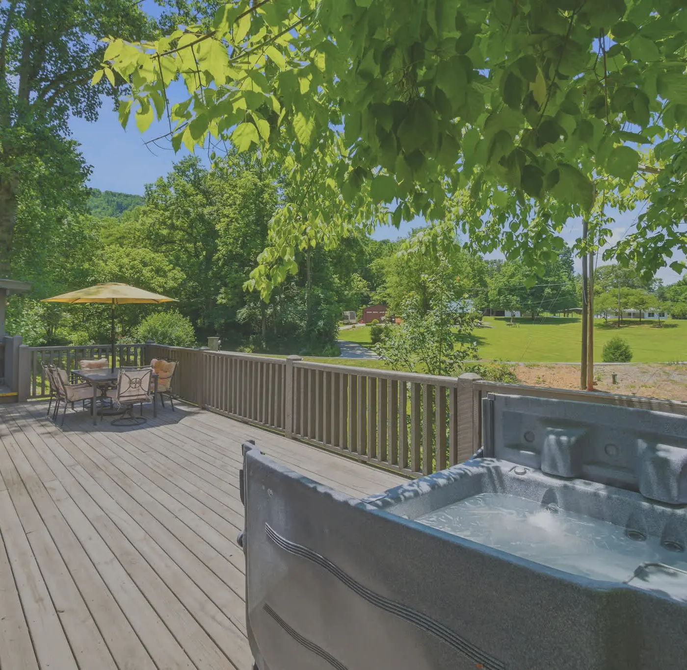 Charming Mtn View Cabin, Sleeps 8・Spacious Deck