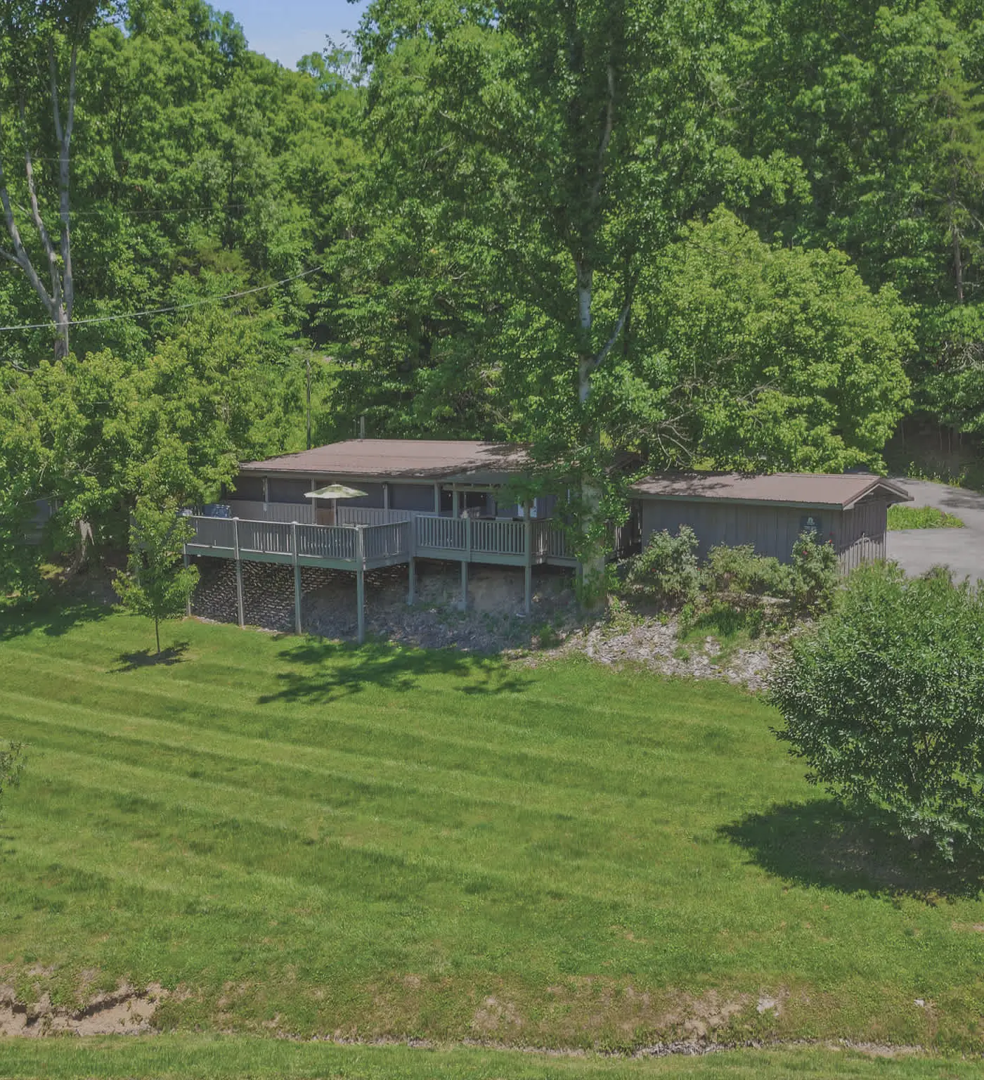 Charming Mtn View Cabin, Sleeps 8・Spacious Deck
