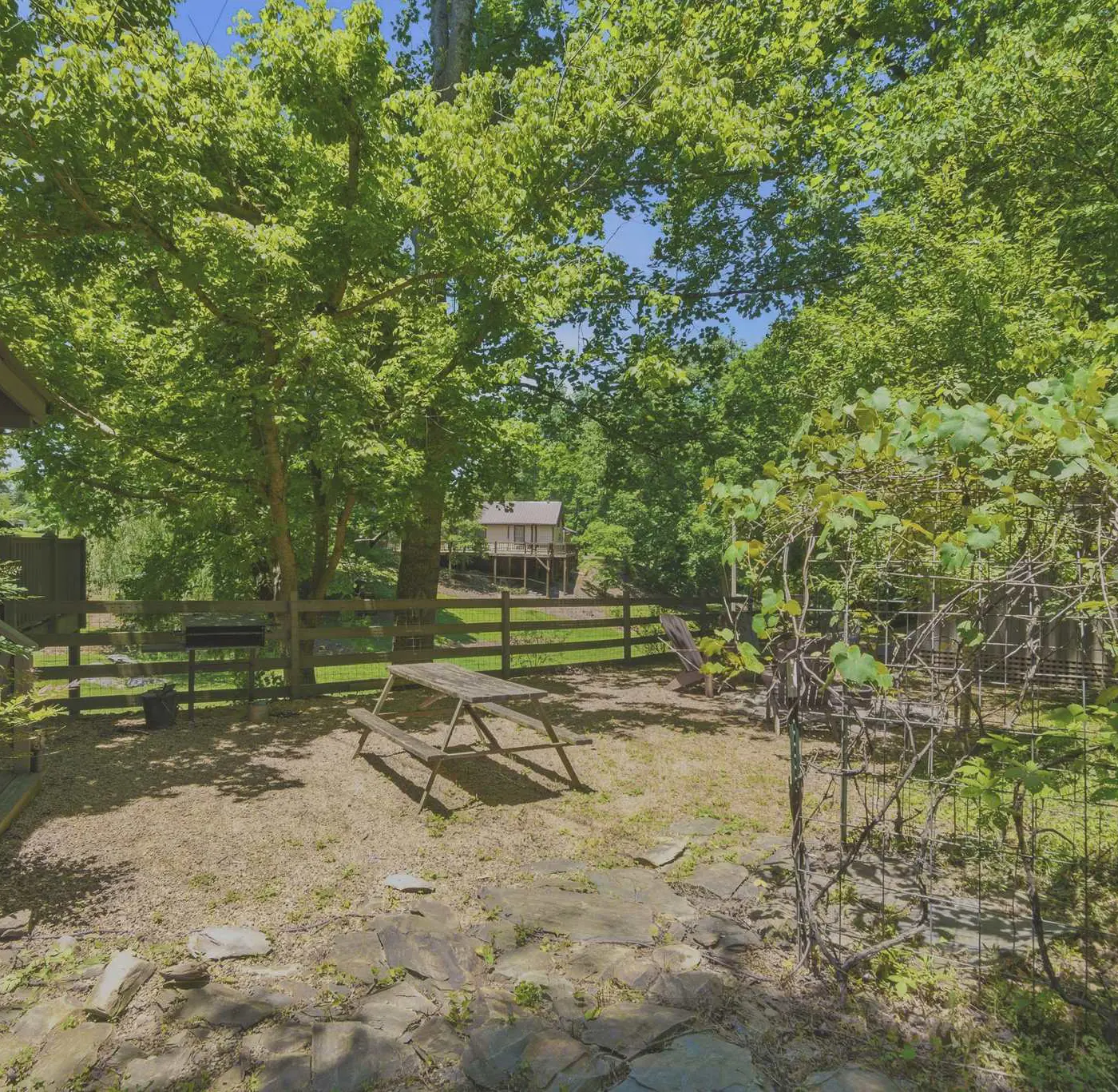 Charming Mtn View Cabin, Sleeps 8・Spacious Deck
