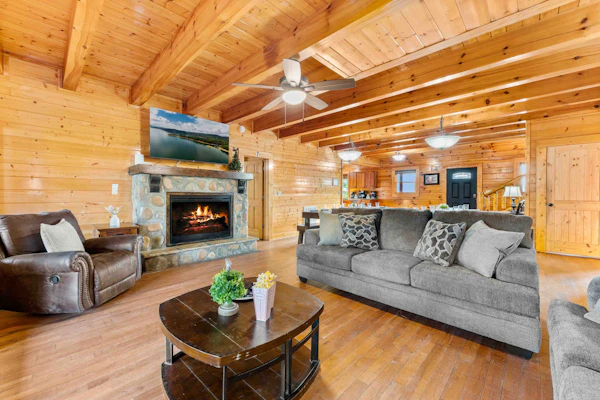 Spacious Charming Twin Cabin, Hot Tub, Games, Theater