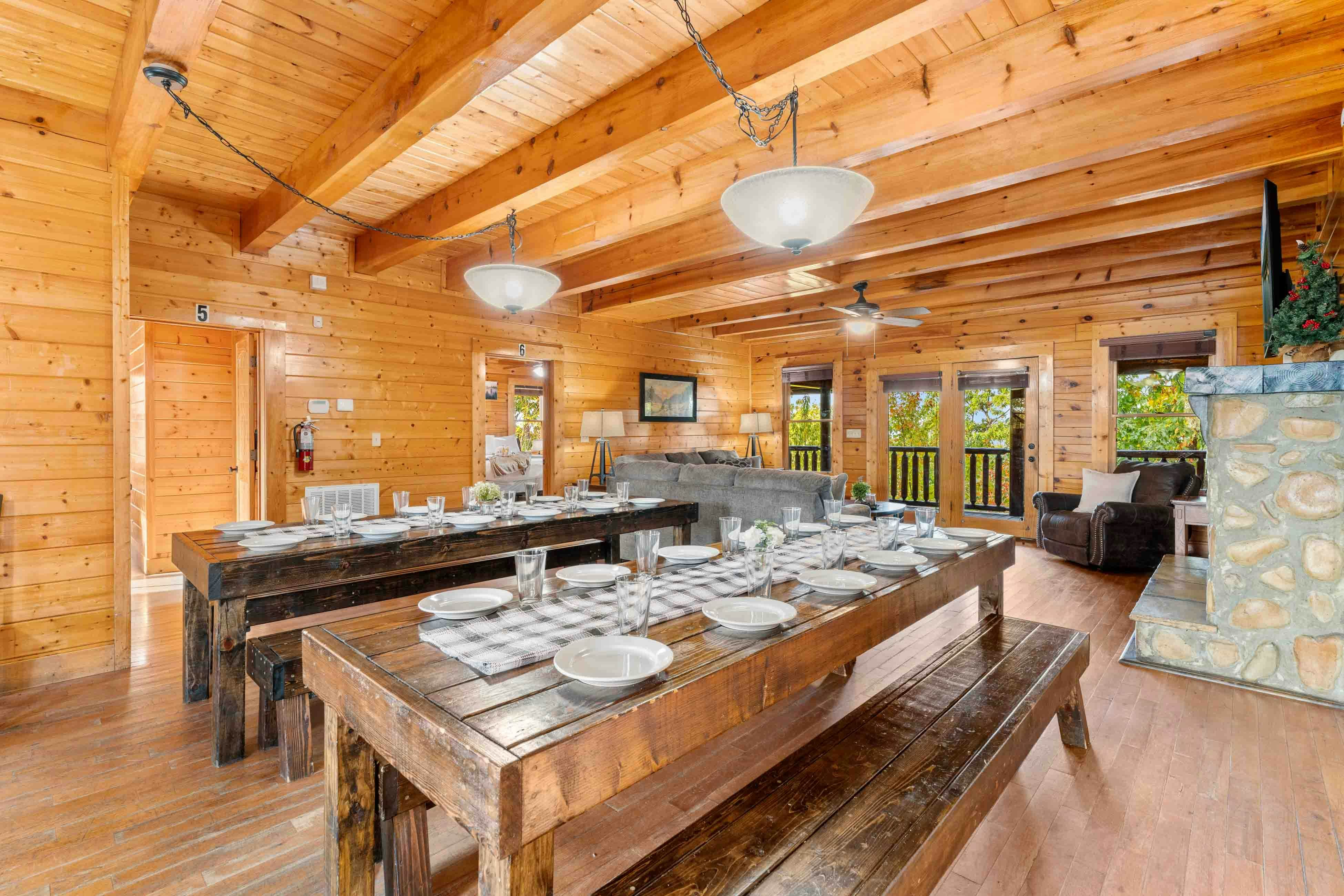 Amazing twin cabins w/dual hot tubs, billiards, theater - attraction tickets!