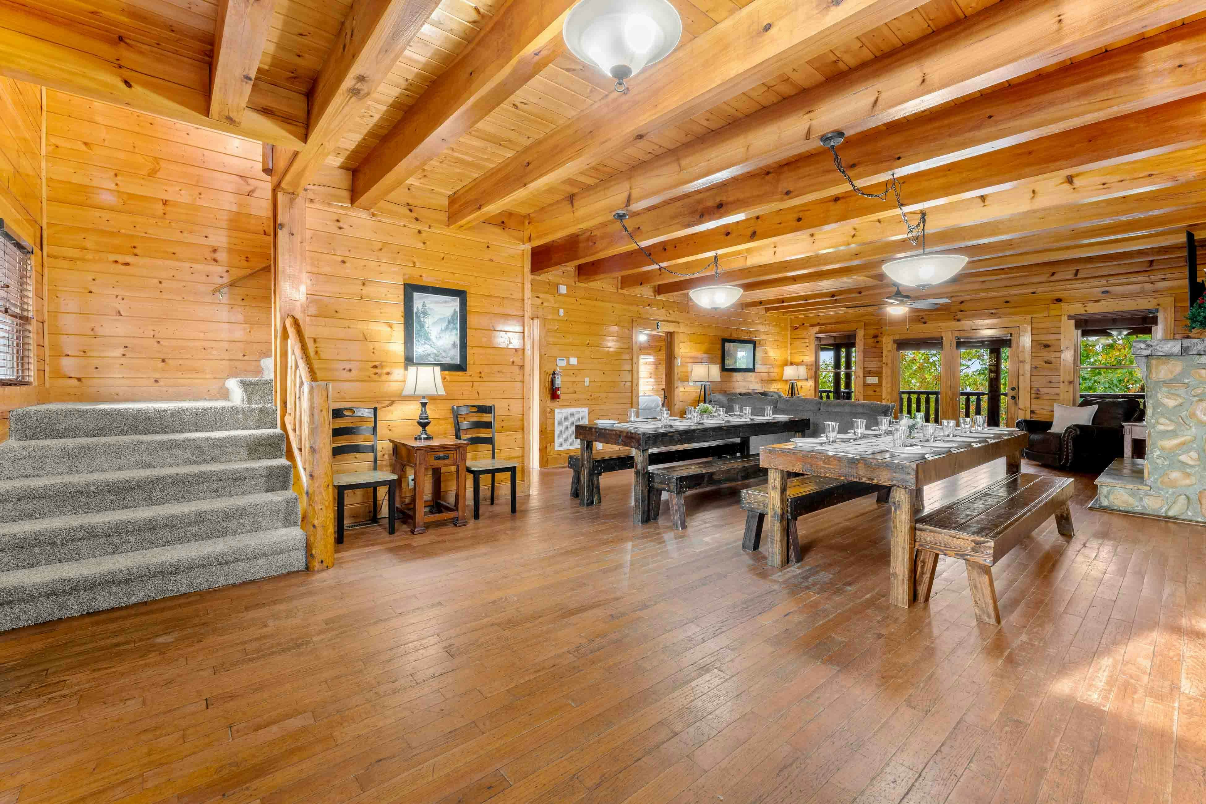Amazing twin cabins w/dual hot tubs, billiards, theater - attraction tickets!