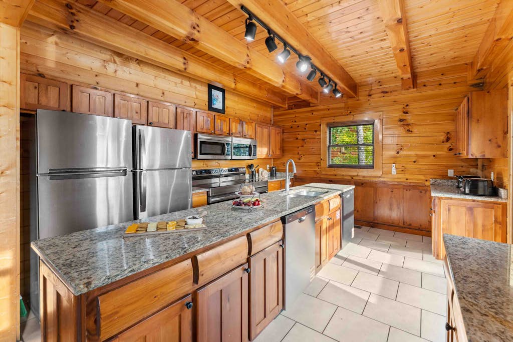 Spacious Charming Twin Cabin, Hot Tub, Games, Theater