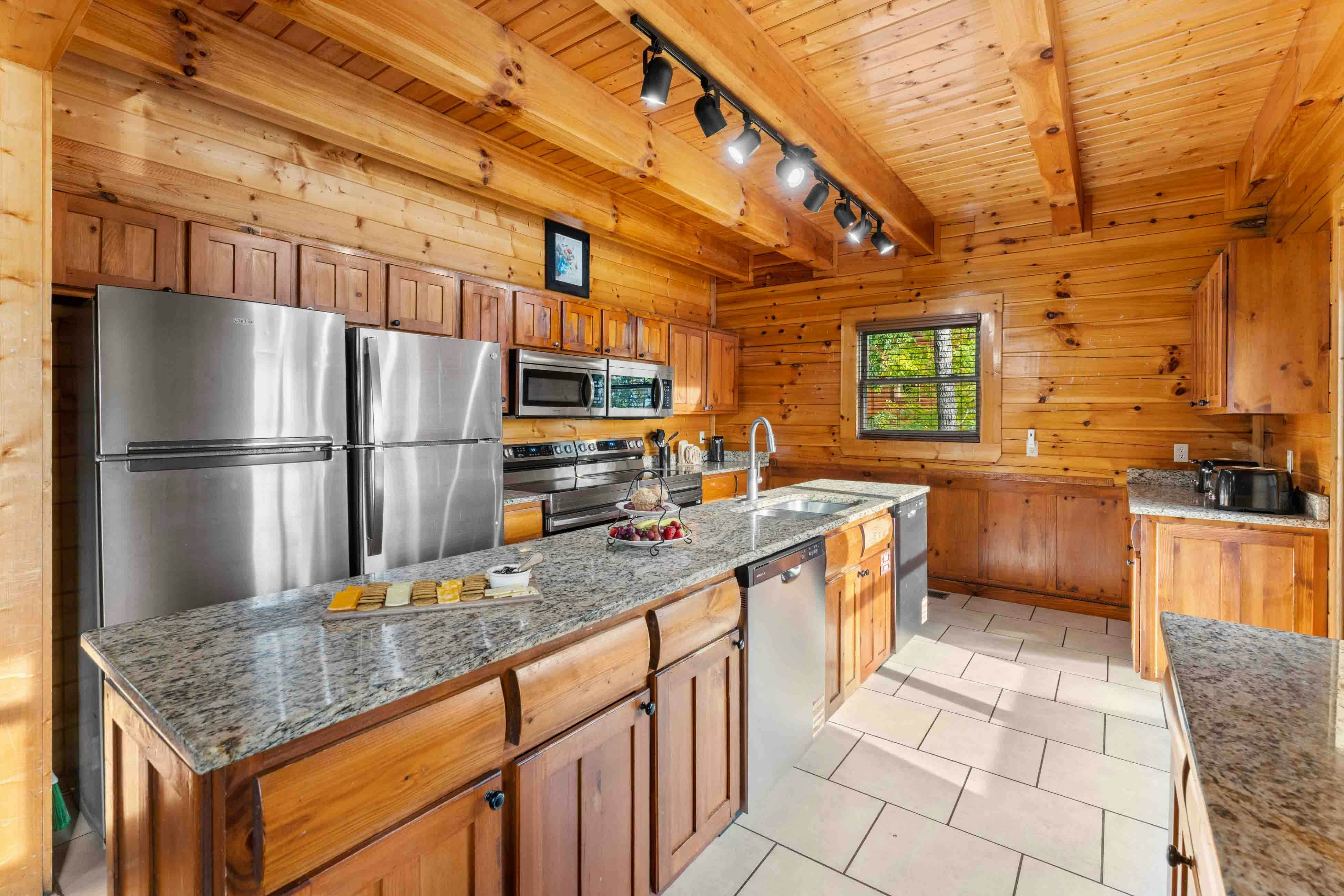 Amazing twin cabins w/dual hot tubs, billiards, theater - attraction tickets!