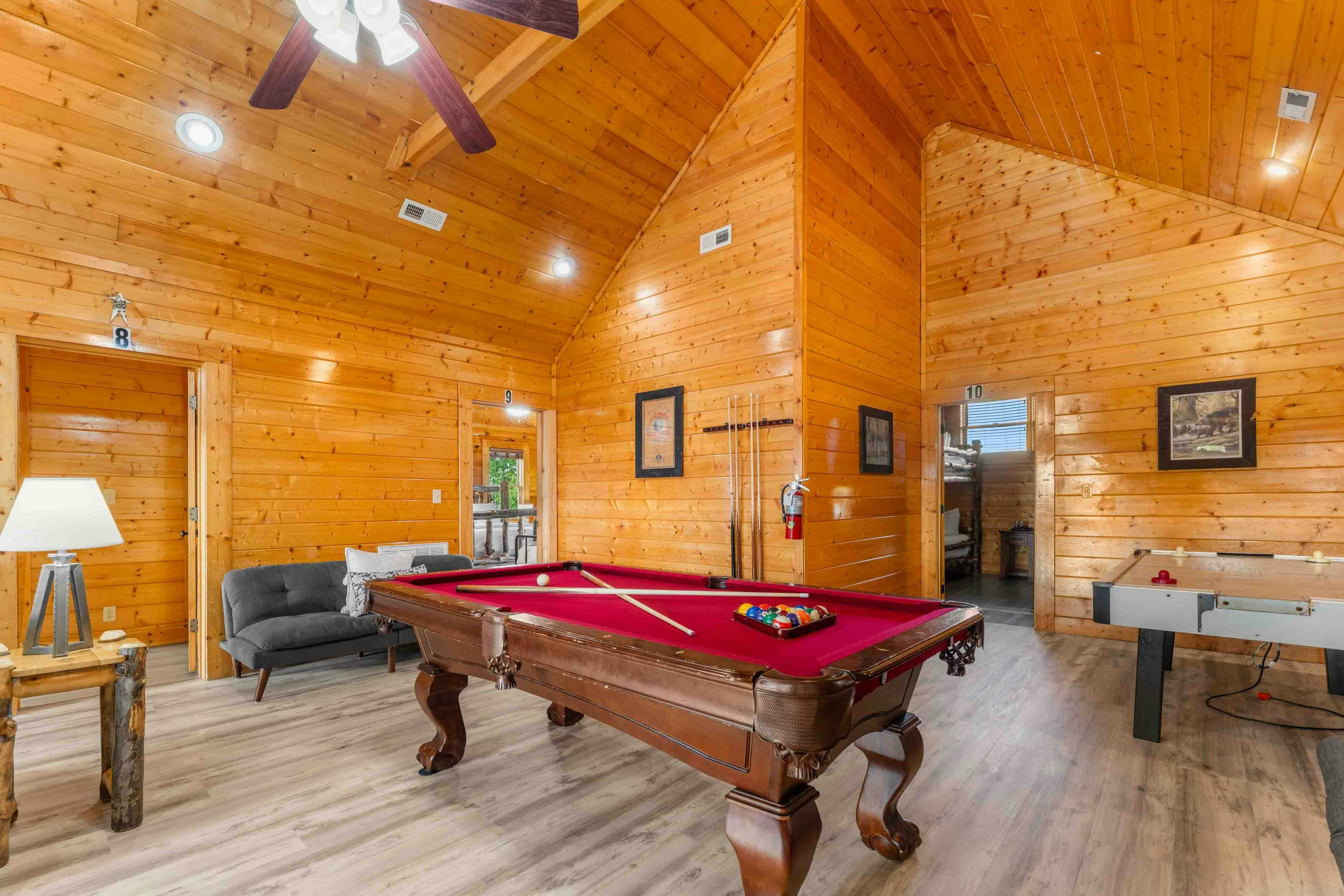 Amazing twin cabins w/dual hot tubs, billiards, theater - attraction tickets!