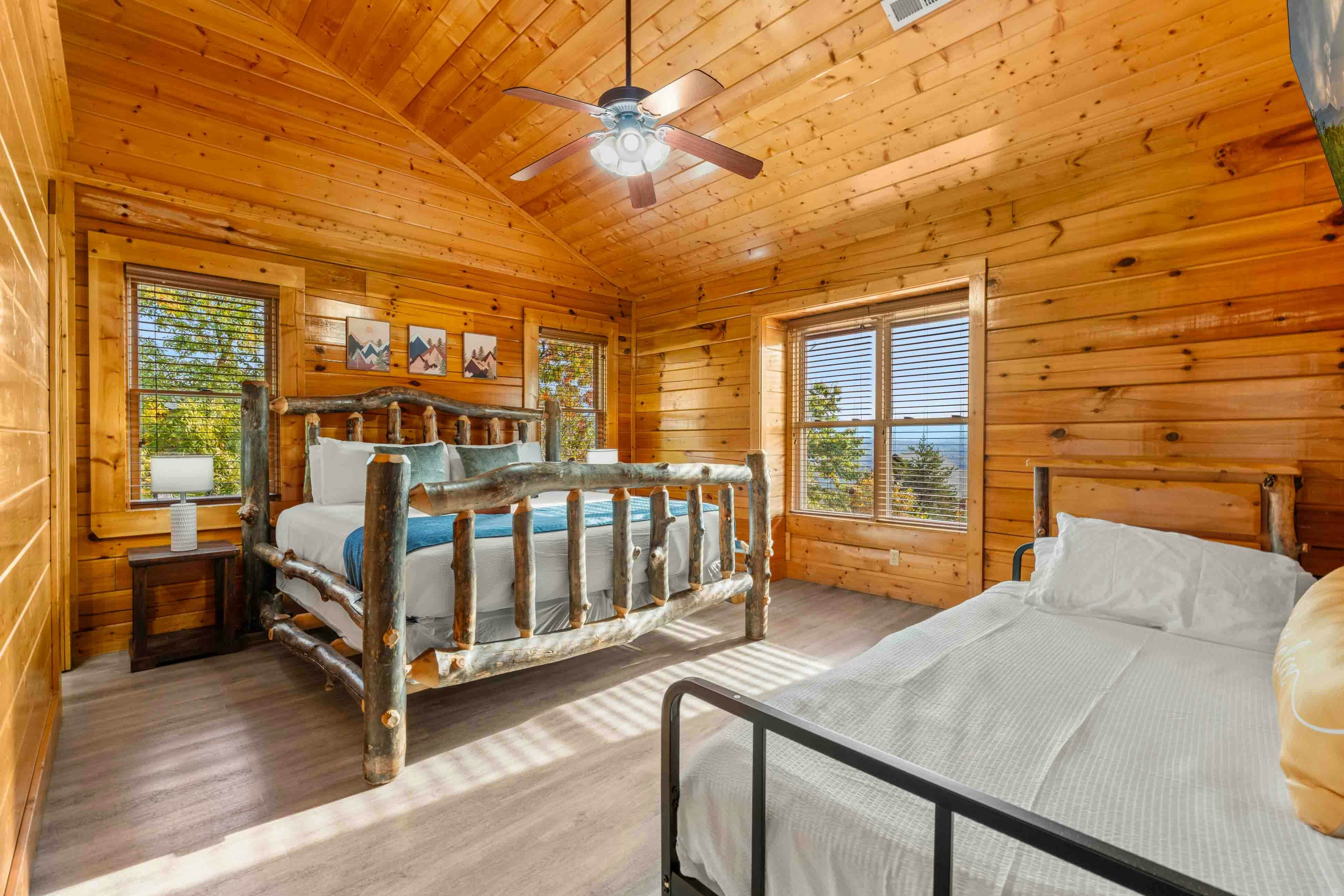 Amazing twin cabins w/dual hot tubs, billiards, theater - attraction tickets!