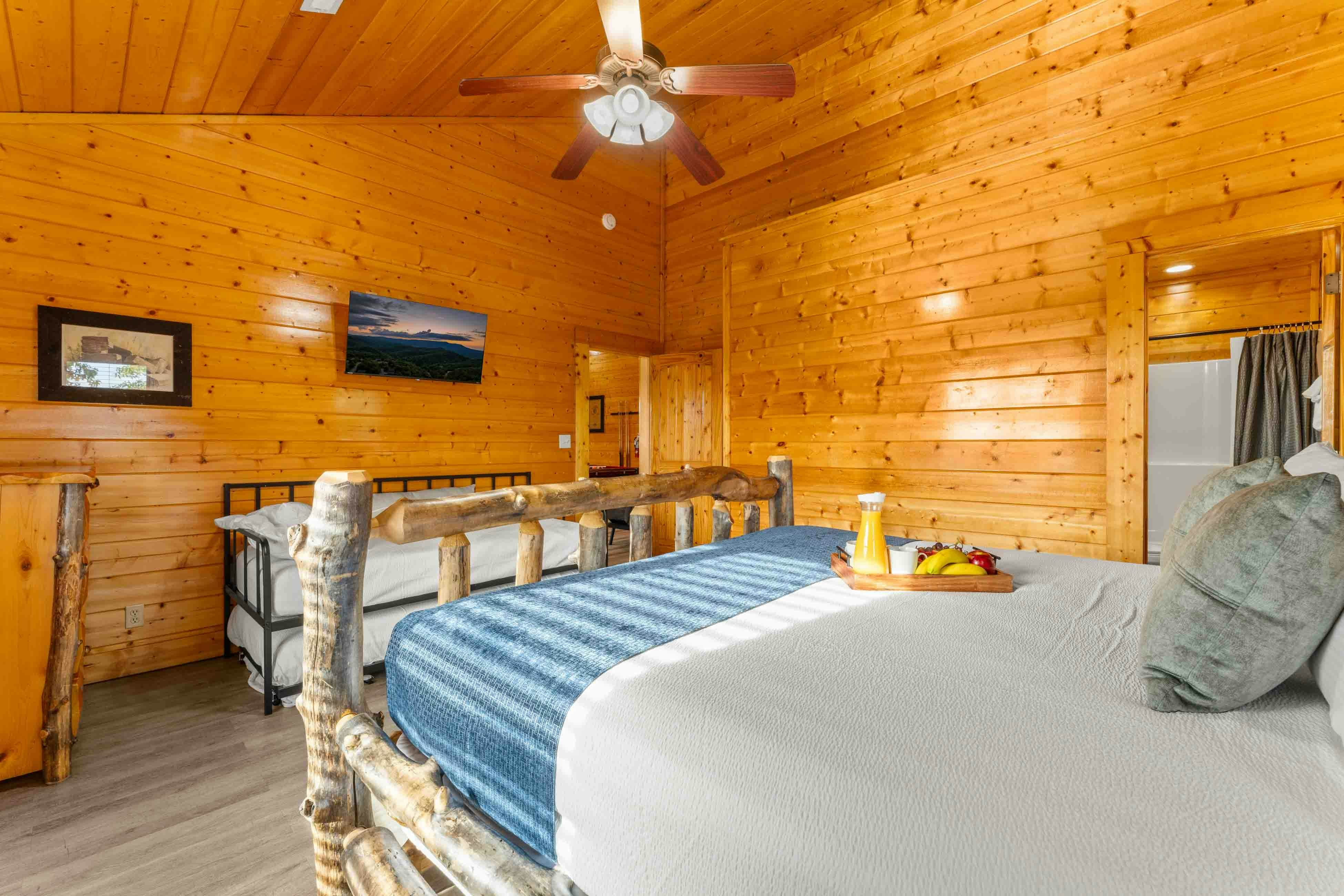 Amazing twin cabins w/dual hot tubs, billiards, theater - attraction tickets!