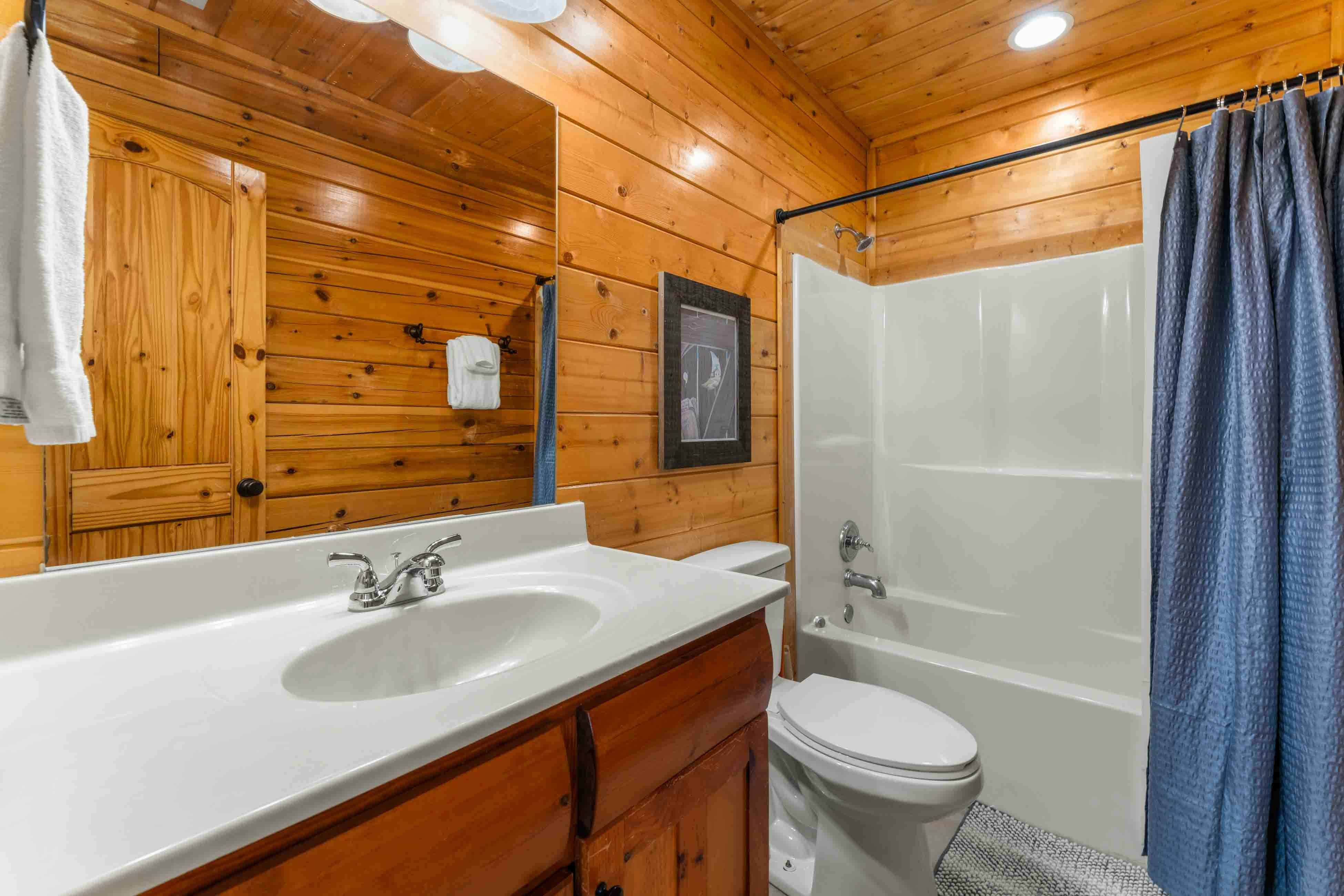 Amazing twin cabins w/dual hot tubs, billiards, theater - attraction tickets!