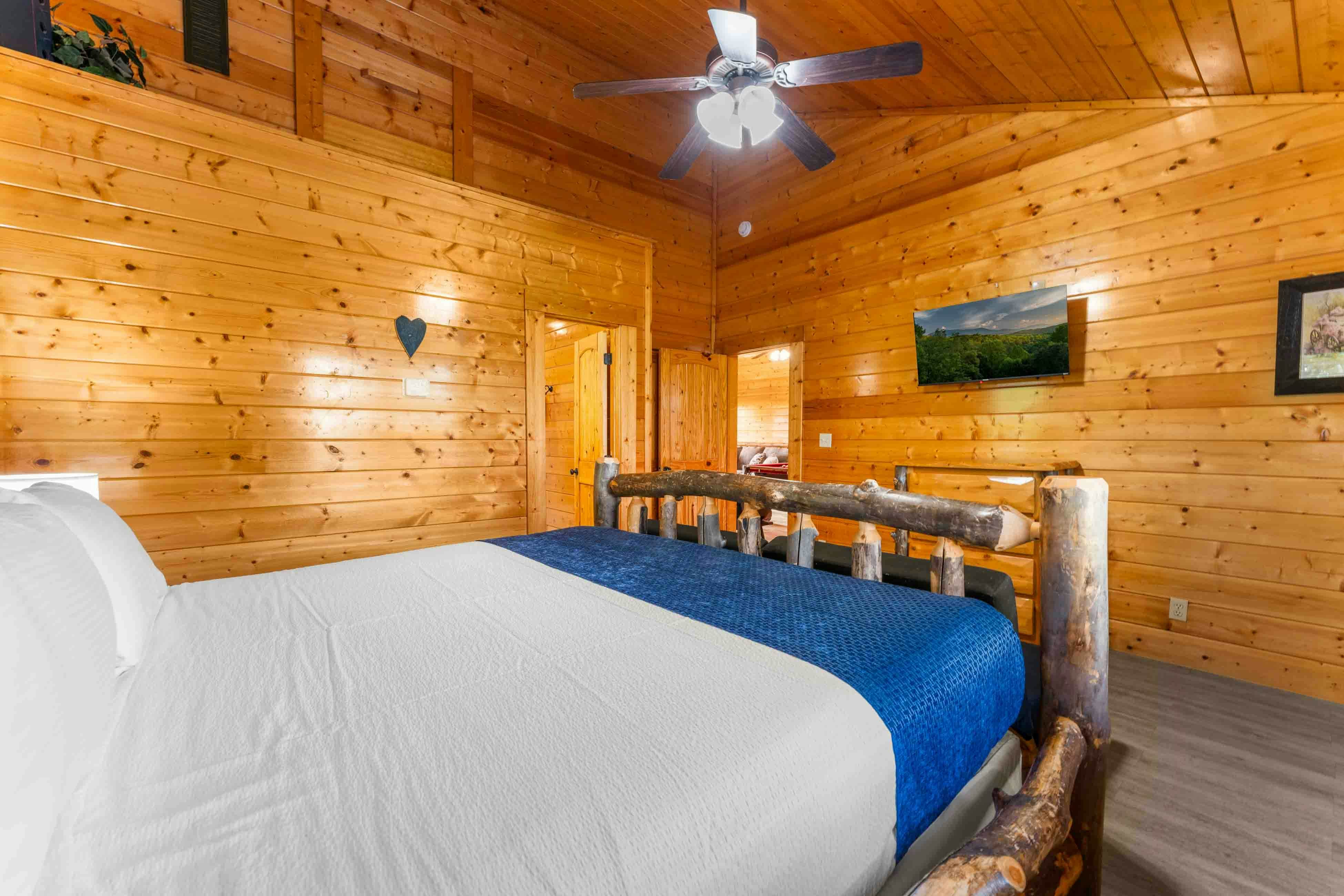 Amazing twin cabins w/dual hot tubs, billiards, theater - attraction tickets!