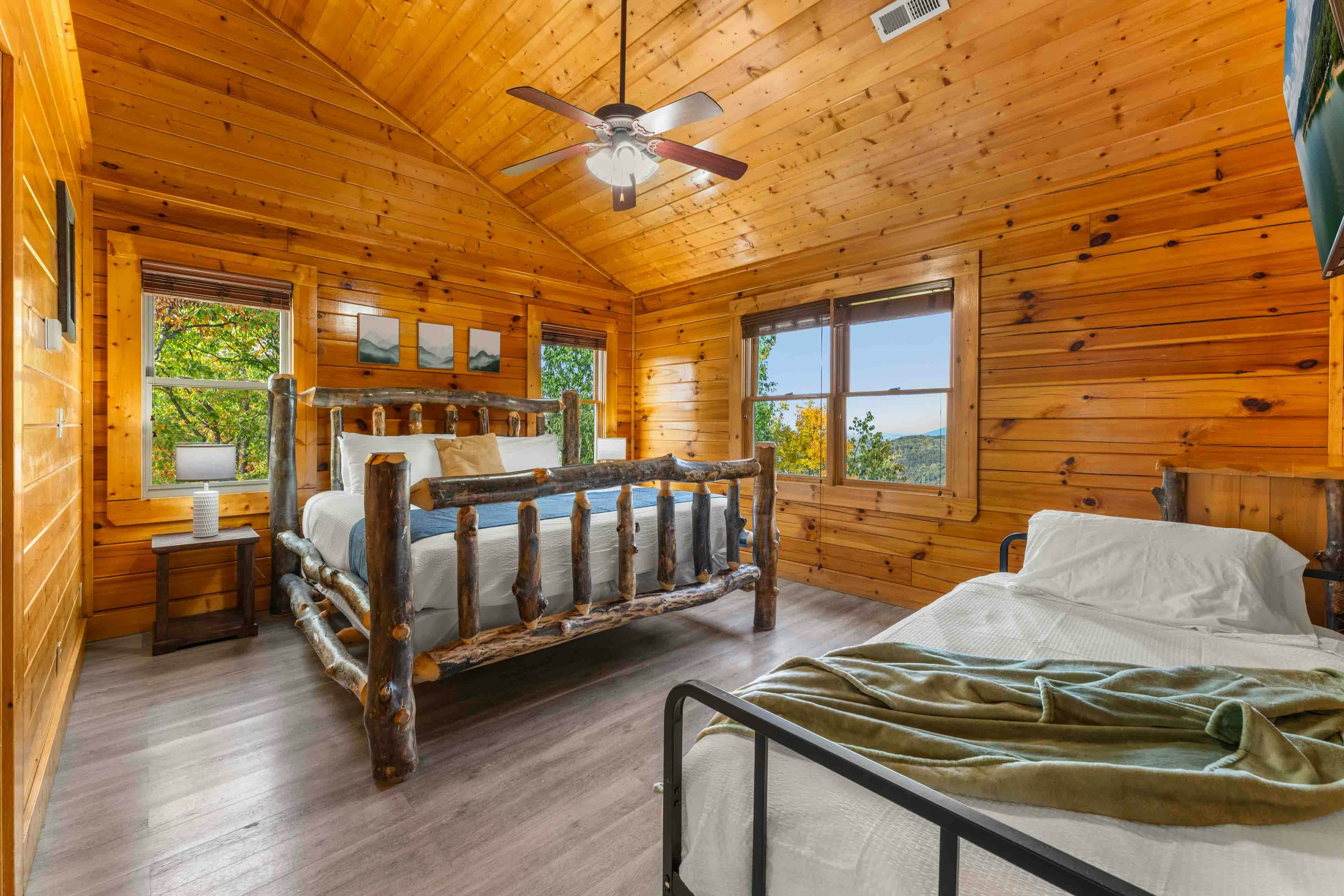 Amazing twin cabins w/dual hot tubs, billiards, theater - attraction tickets!