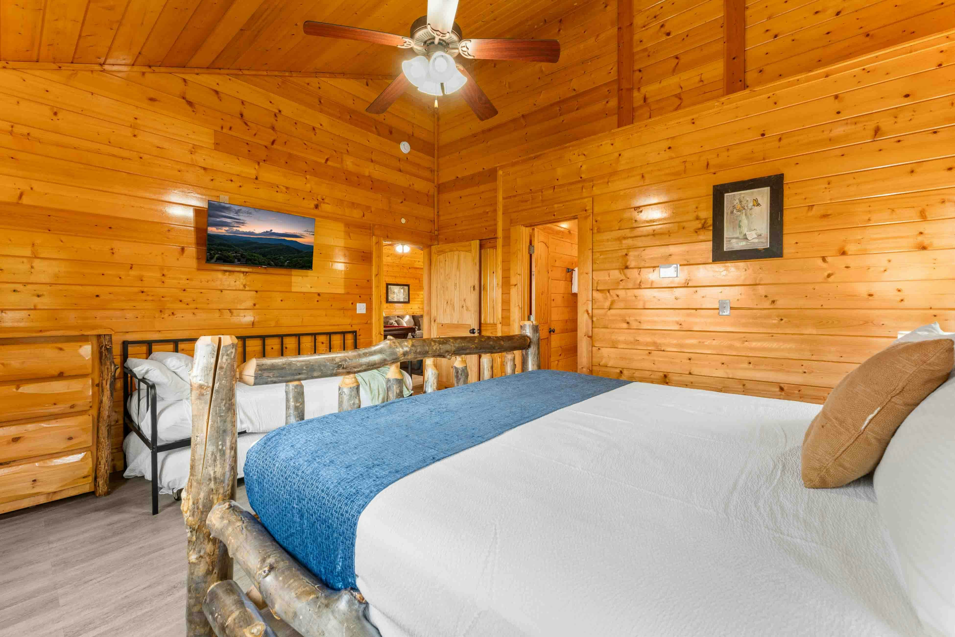 Amazing twin cabins w/dual hot tubs, billiards, theater - attraction tickets!