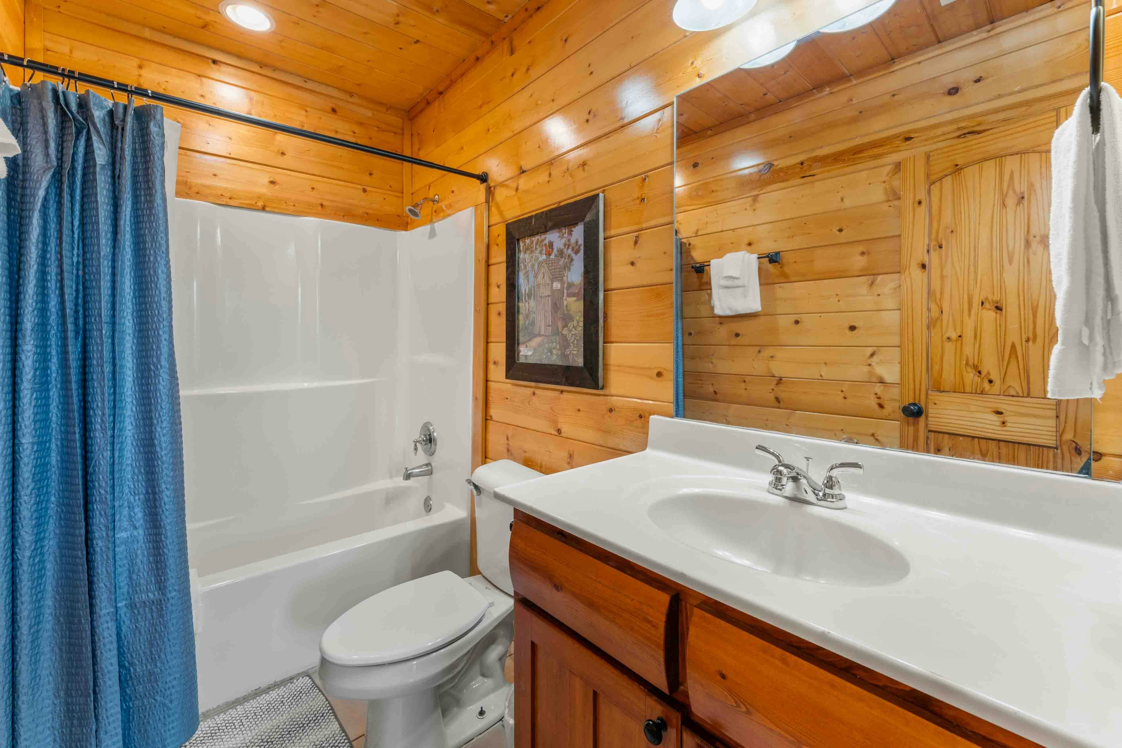 Amazing twin cabins w/dual hot tubs, billiards, theater - attraction tickets!