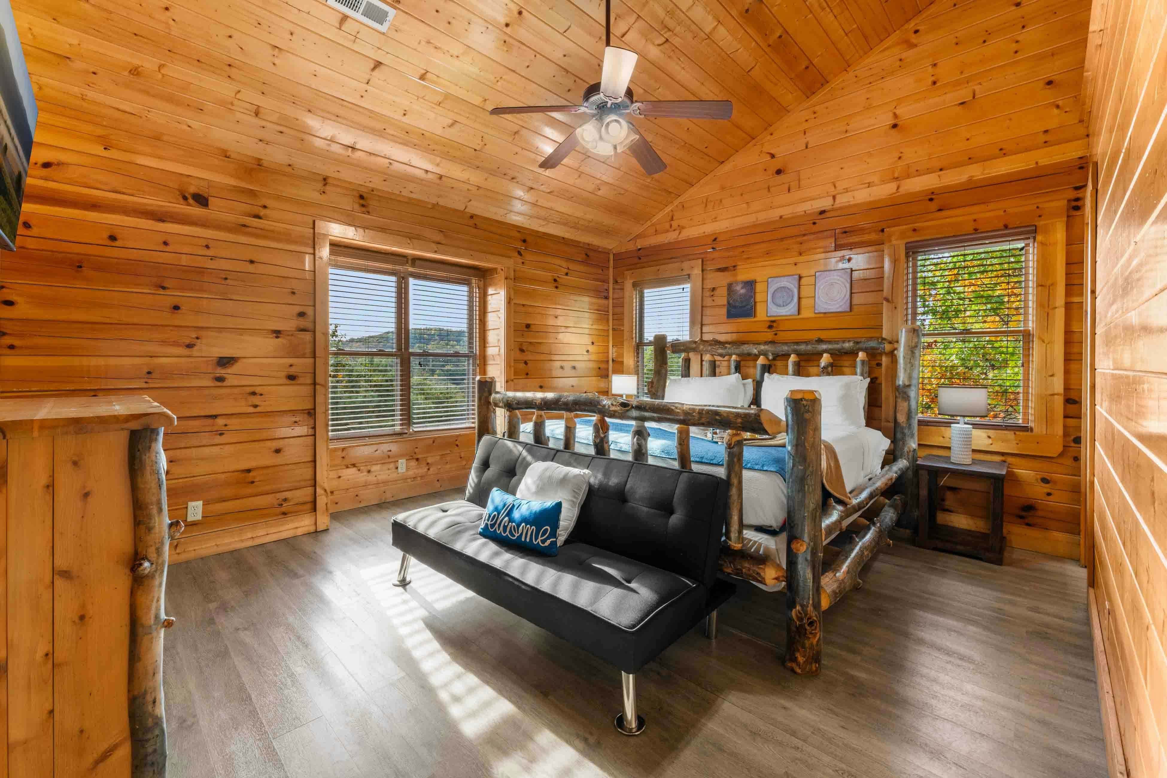 Amazing twin cabins w/dual hot tubs, billiards, theater - attraction tickets!