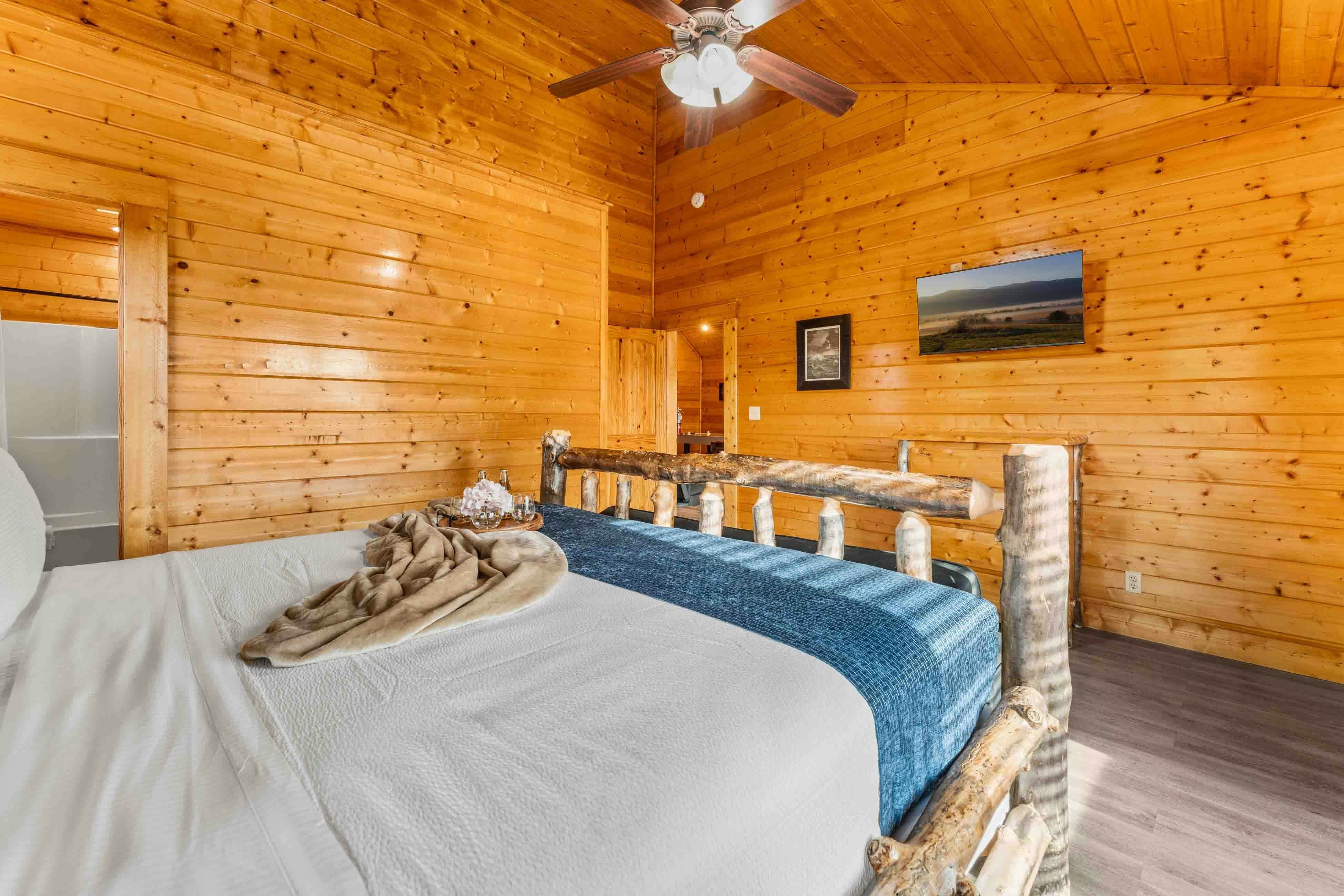 Amazing twin cabins w/dual hot tubs, billiards, theater - attraction tickets!