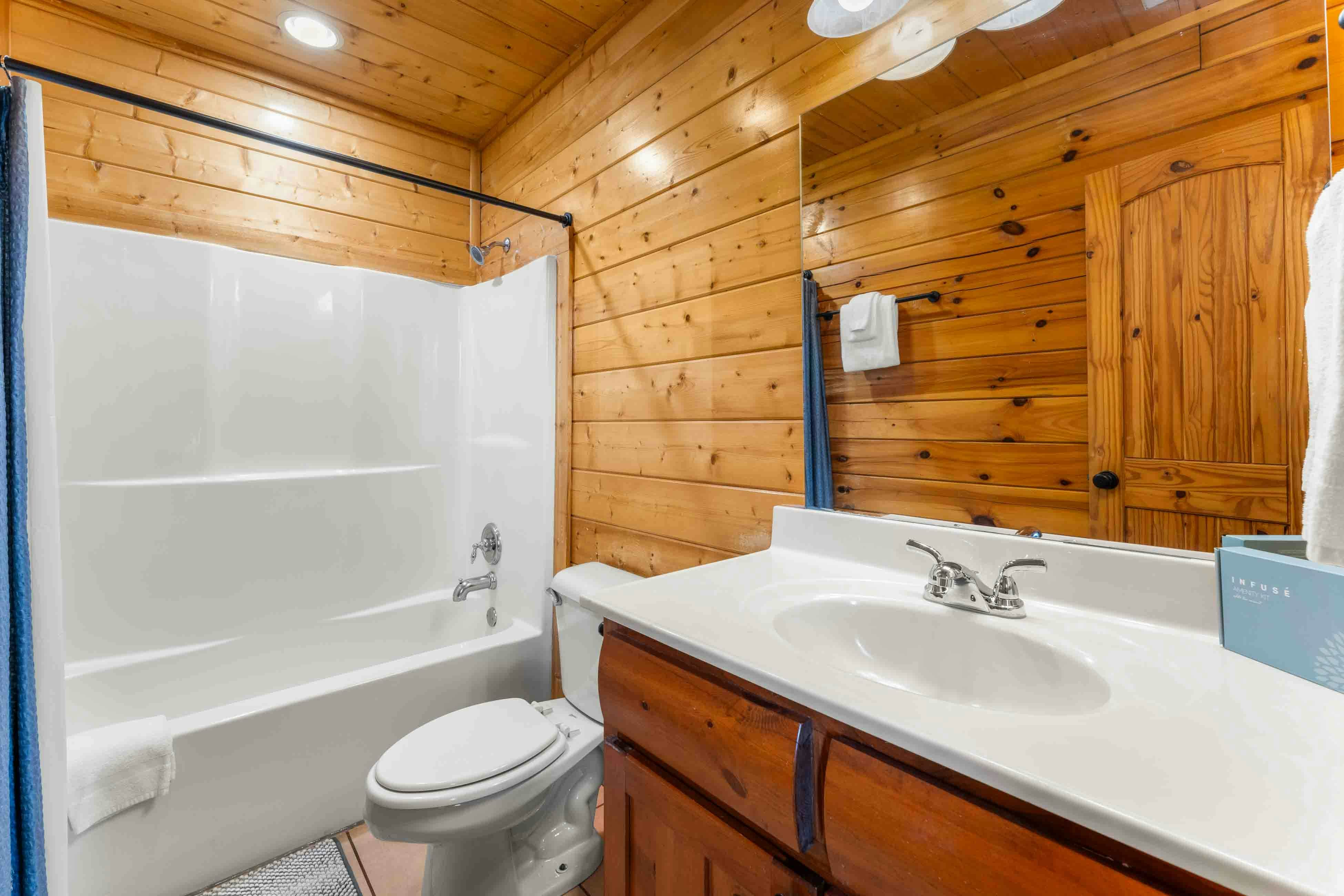 Amazing twin cabins w/dual hot tubs, billiards, theater - attraction tickets!