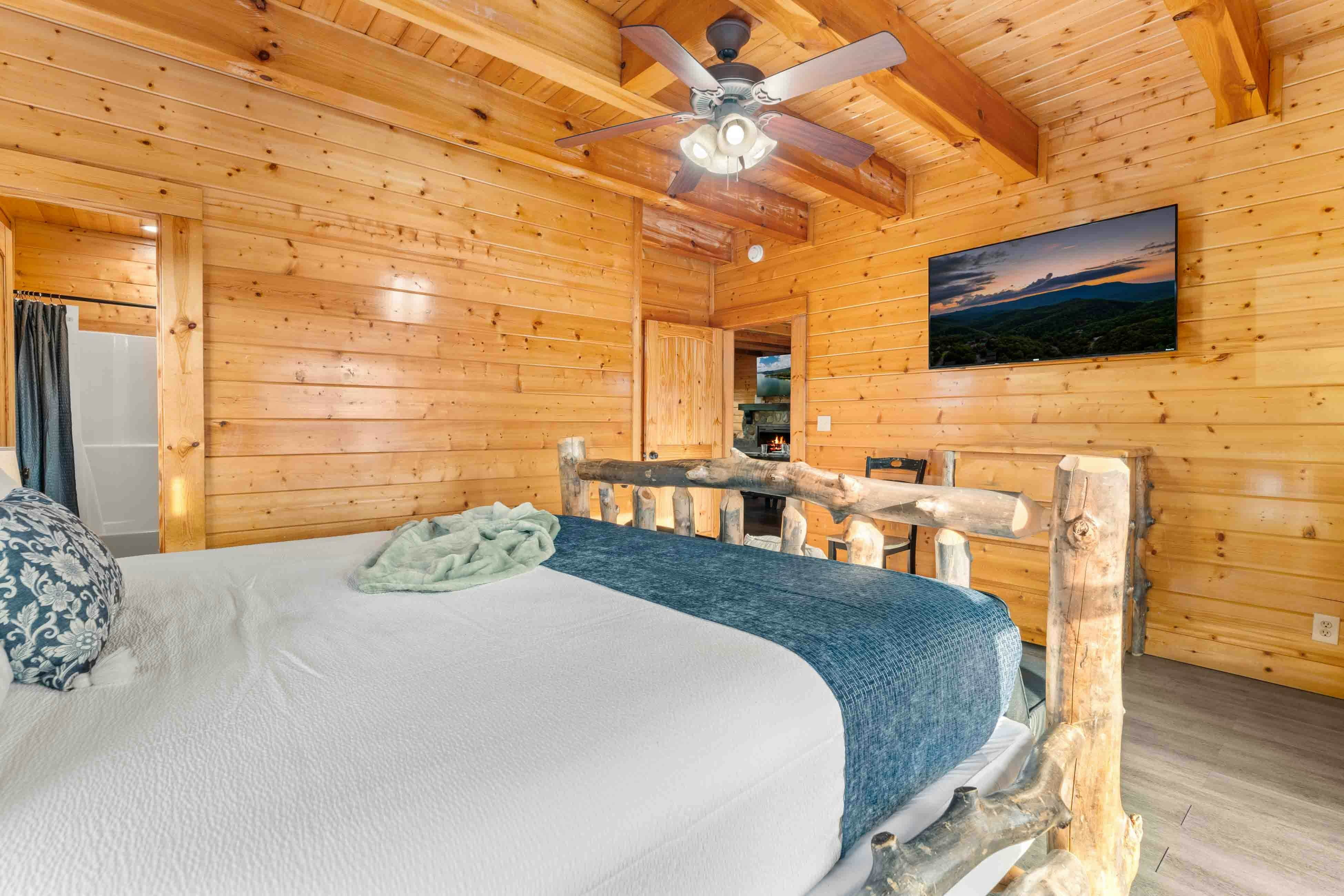 Amazing twin cabins w/dual hot tubs, billiards, theater - attraction tickets!