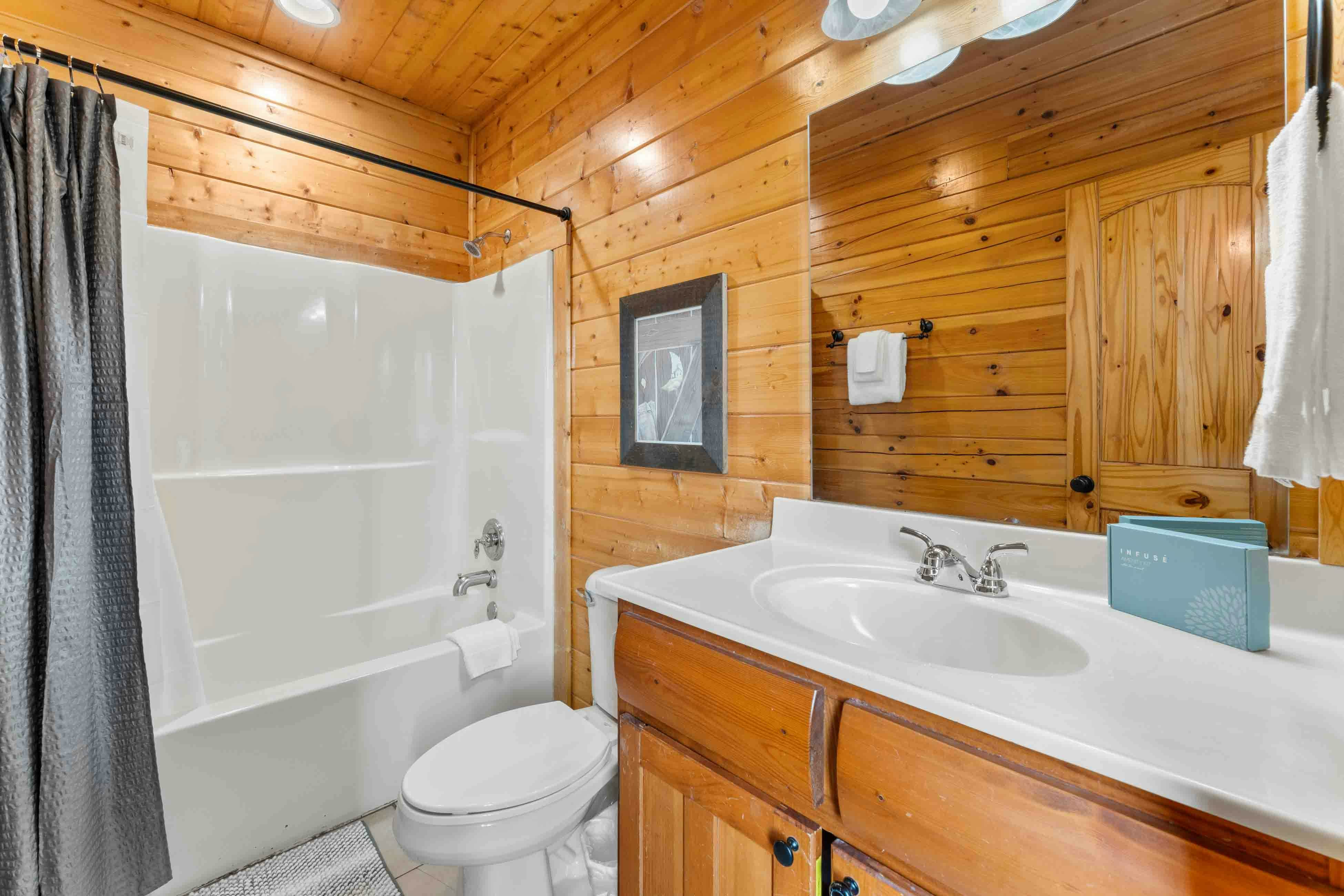 Amazing twin cabins w/dual hot tubs, billiards, theater - attraction tickets!