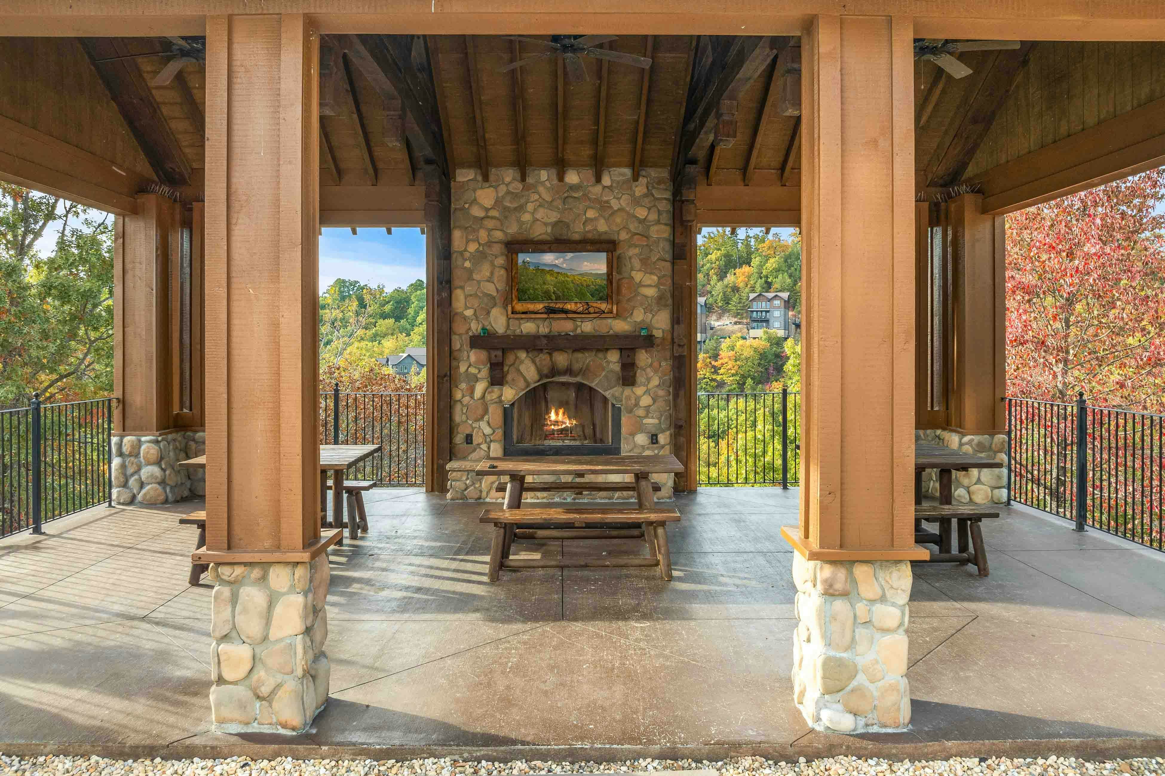 Amazing twin cabins w/dual hot tubs, billiards, theater - attraction tickets!