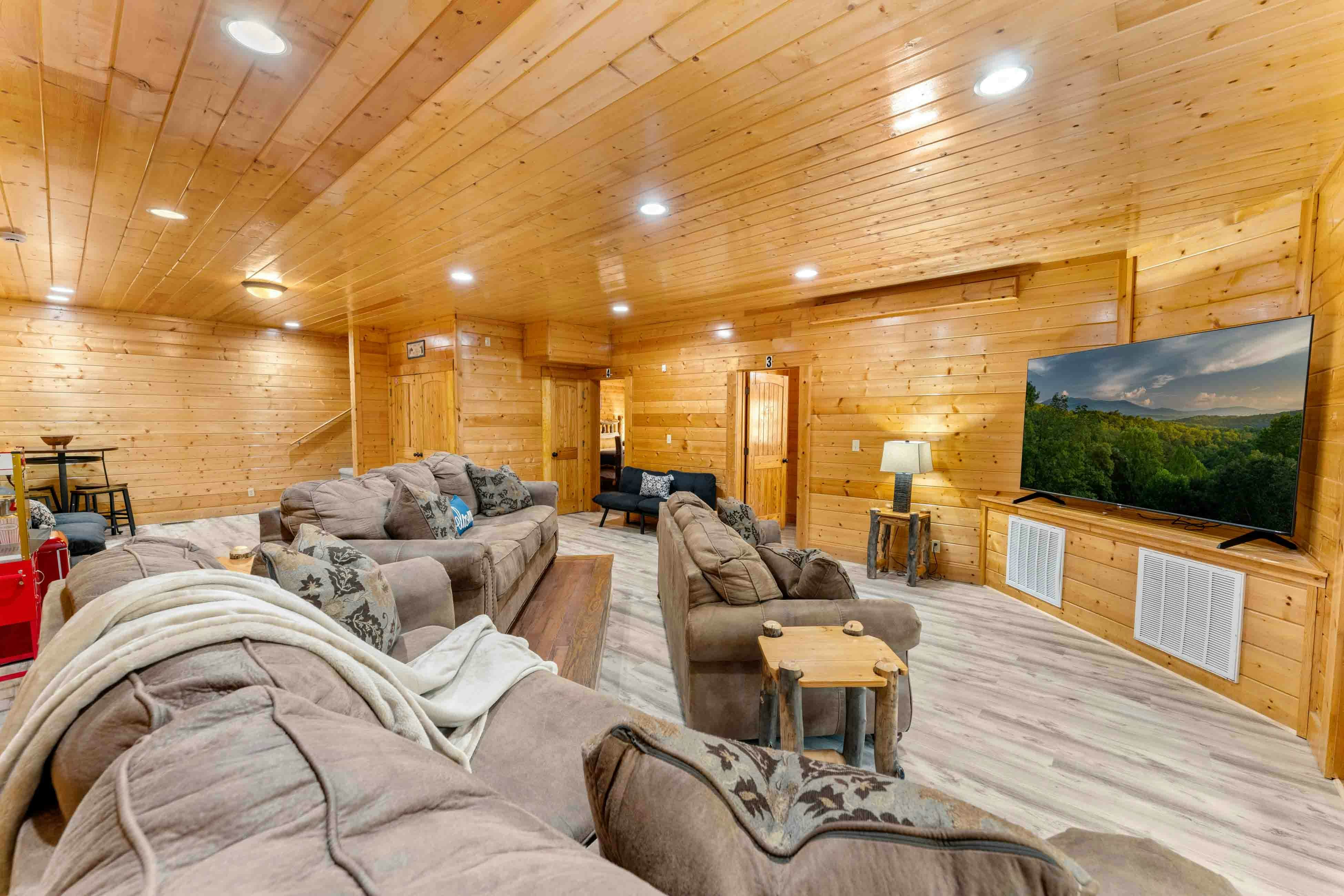 Amazing twin cabins w/dual hot tubs, billiards, theater - attraction tickets!