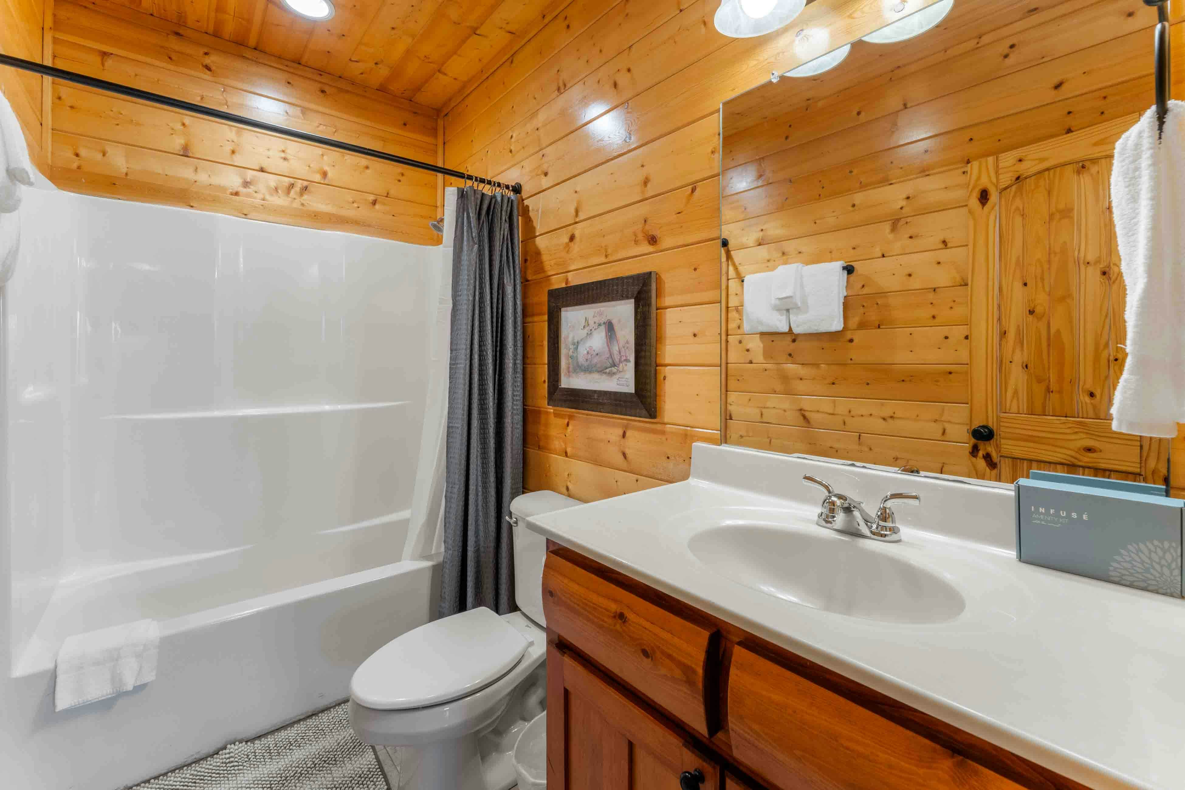 Amazing twin cabins w/dual hot tubs, billiards, theater - attraction tickets!