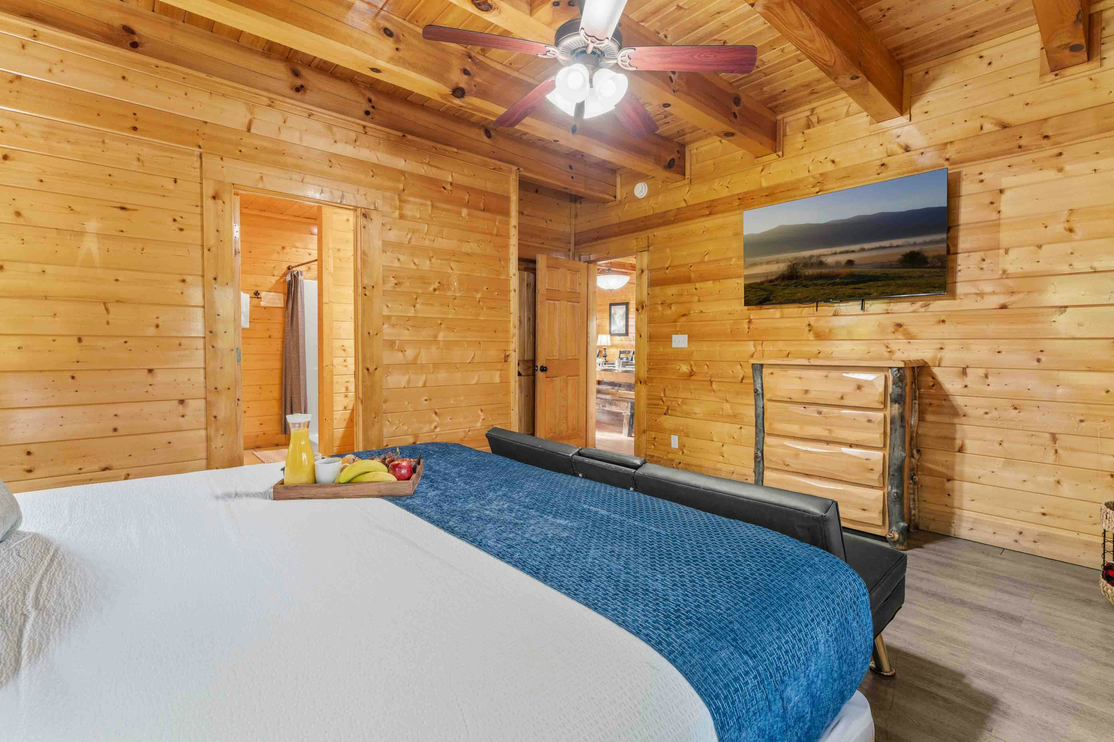 Amazing twin cabins w/dual hot tubs, billiards, theater - attraction tickets!