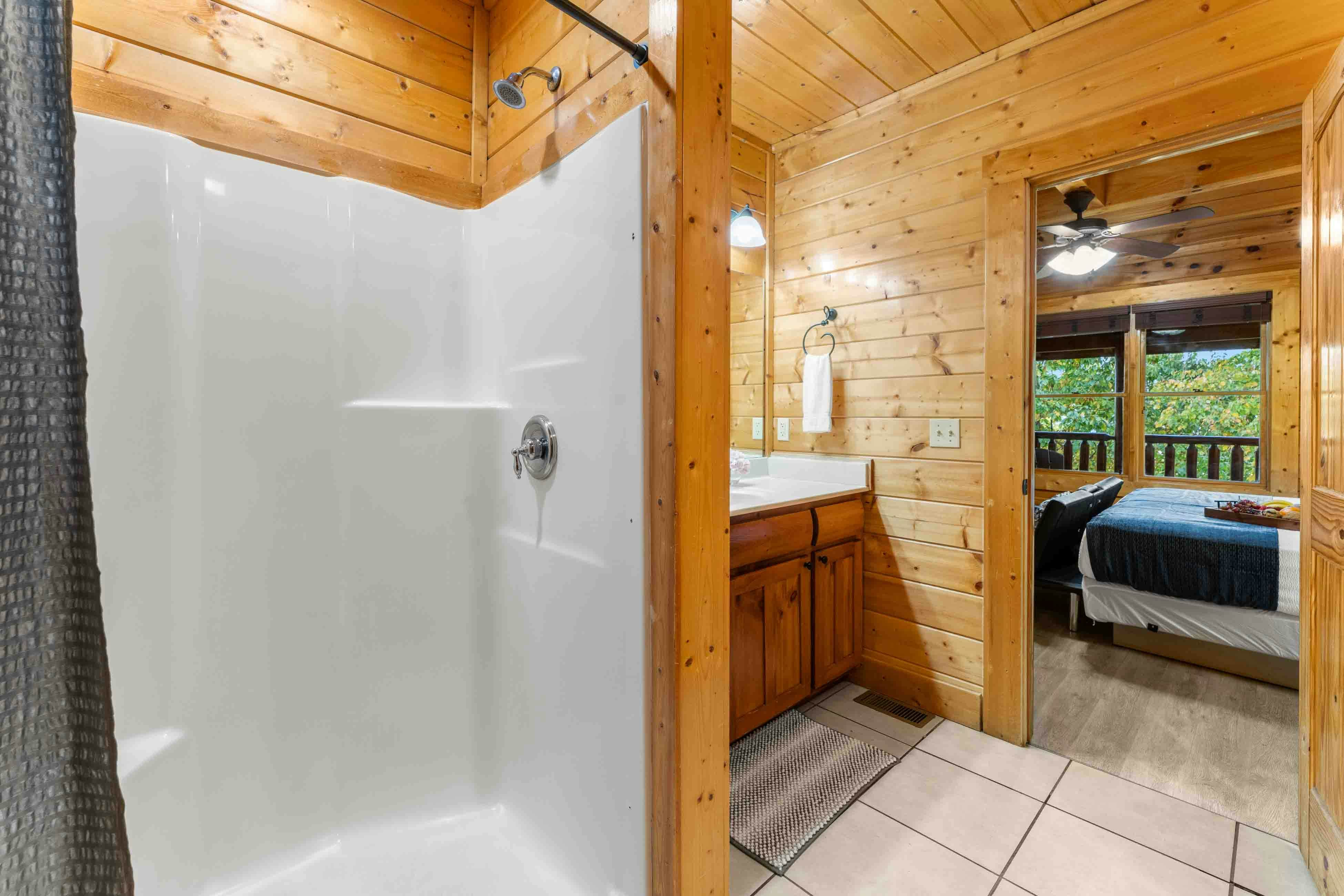 Amazing twin cabins w/dual hot tubs, billiards, theater - attraction tickets!