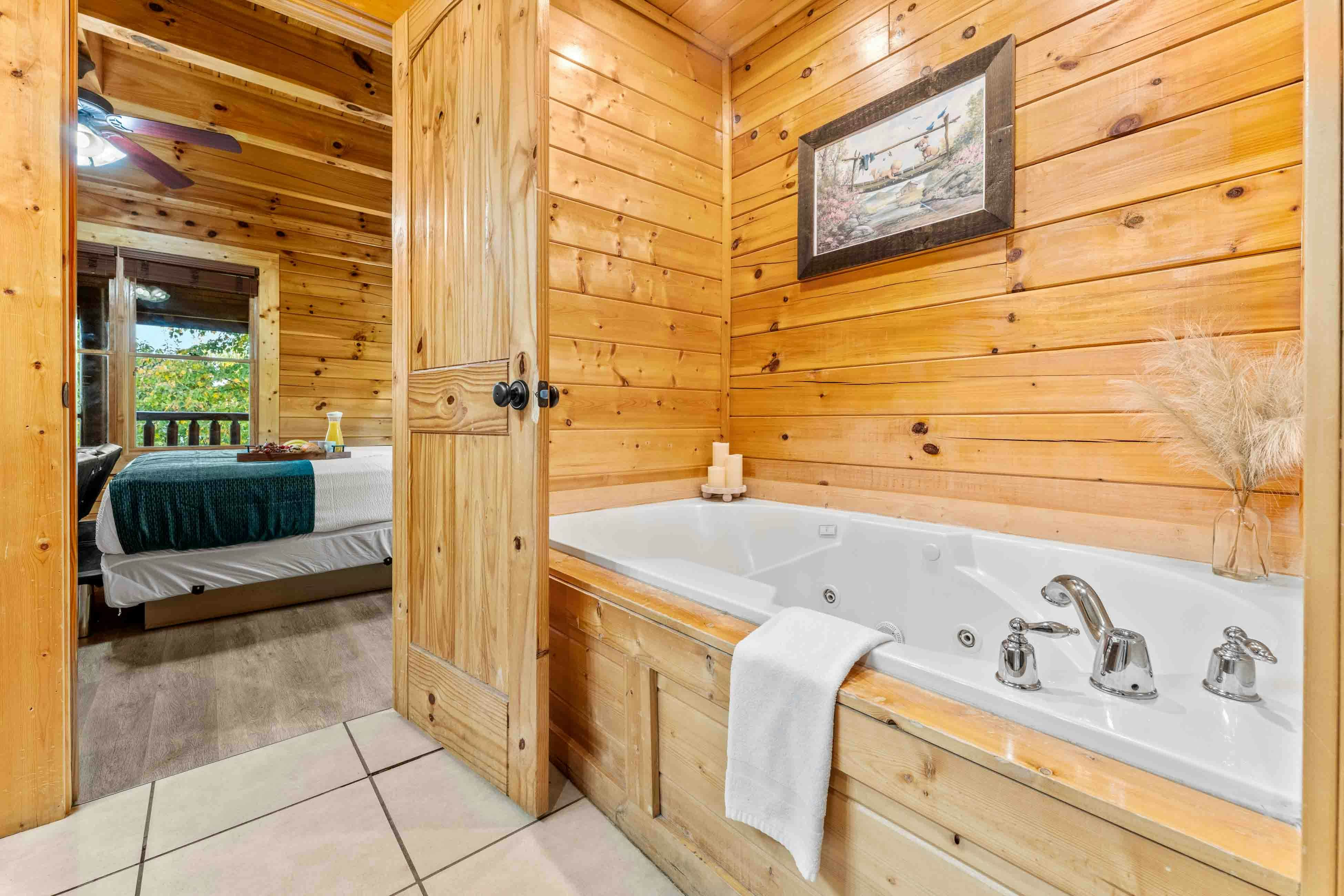 Amazing twin cabins w/dual hot tubs, billiards, theater - attraction tickets!