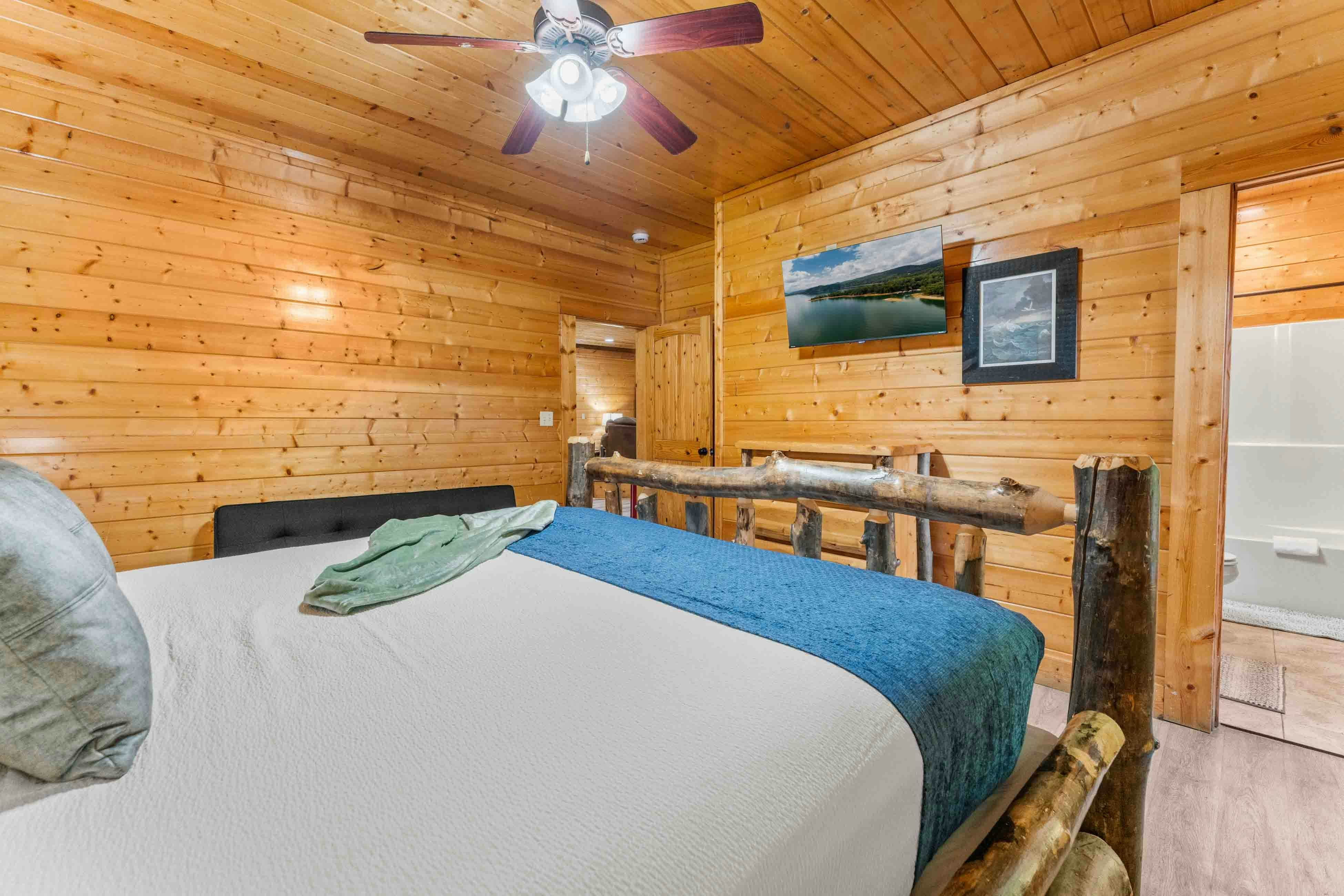 Amazing twin cabins w/dual hot tubs, billiards, theater - attraction tickets!