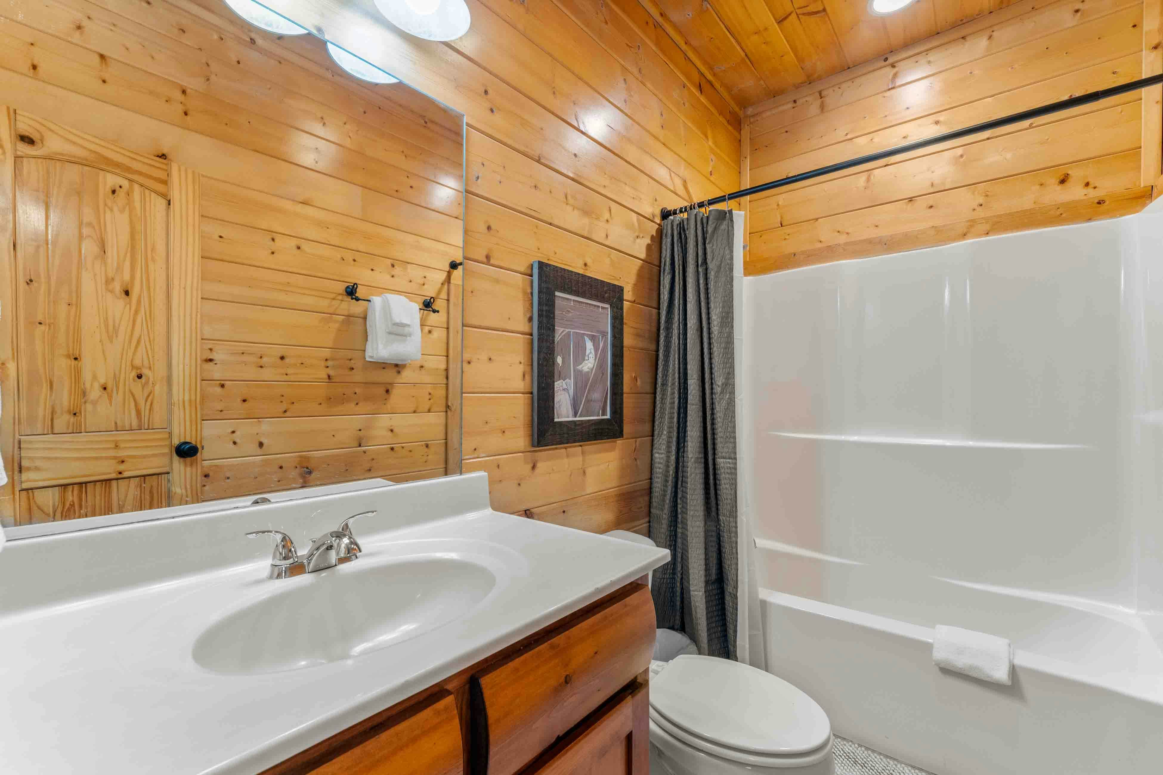 Amazing twin cabins w/dual hot tubs, billiards, theater - attraction tickets!