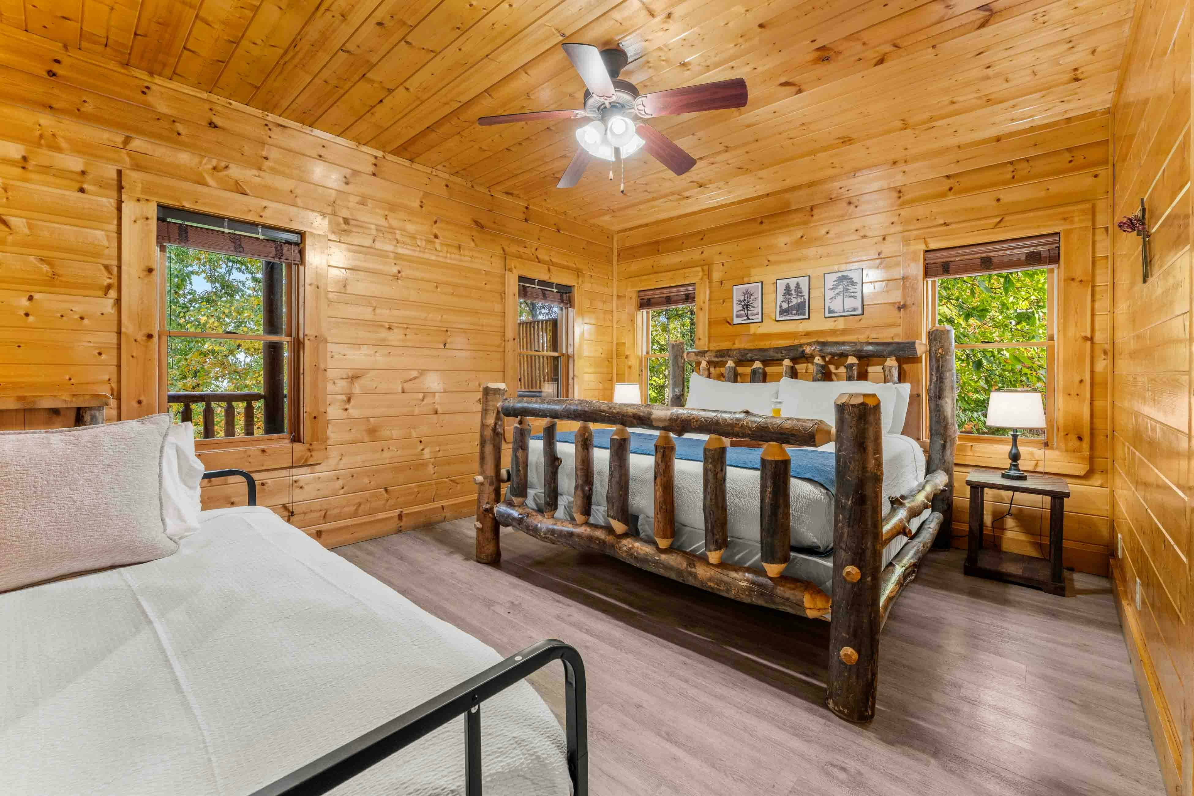 Amazing twin cabins w/dual hot tubs, billiards, theater - attraction tickets!
