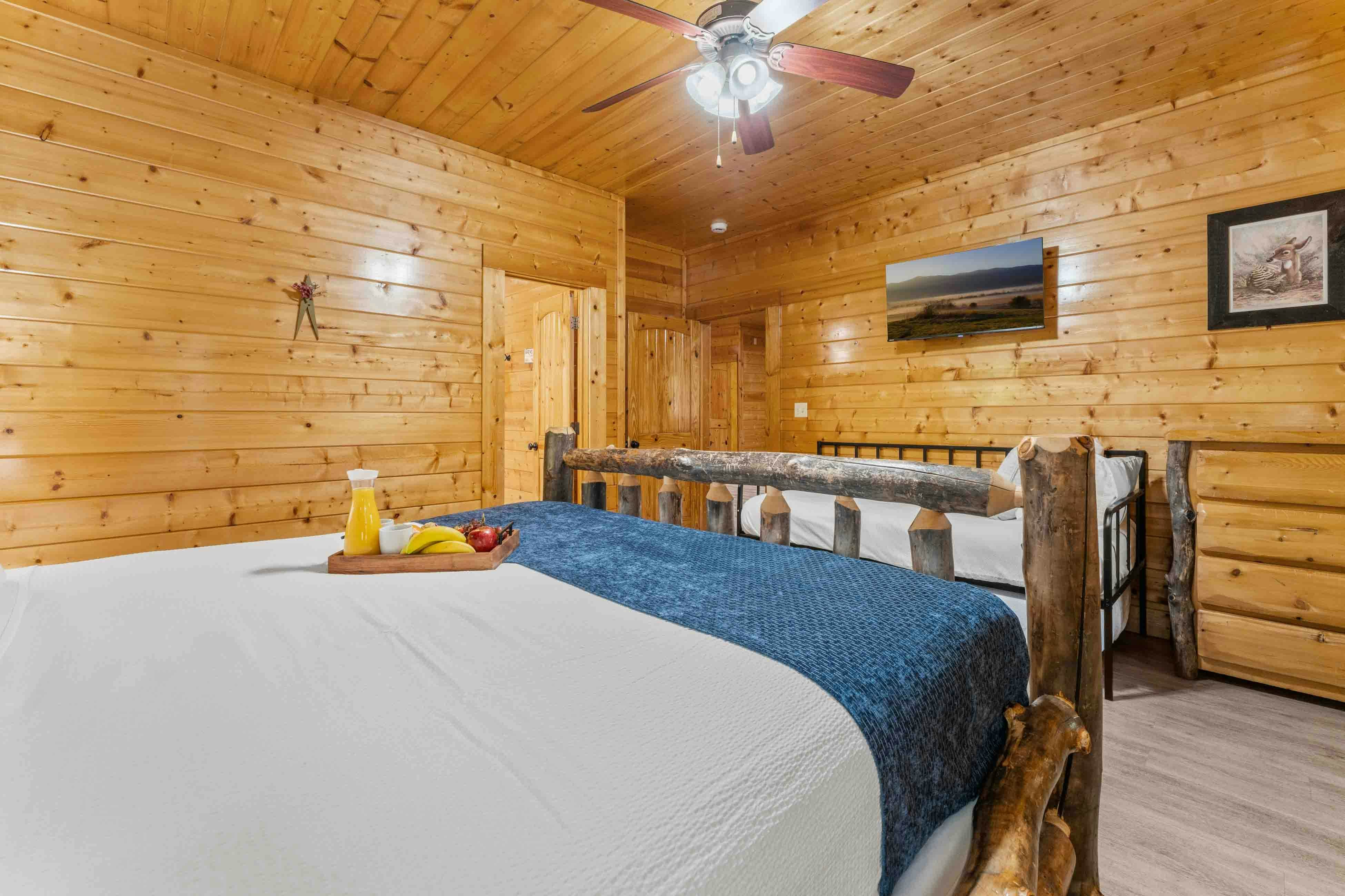 Amazing twin cabins w/dual hot tubs, billiards, theater - attraction tickets!