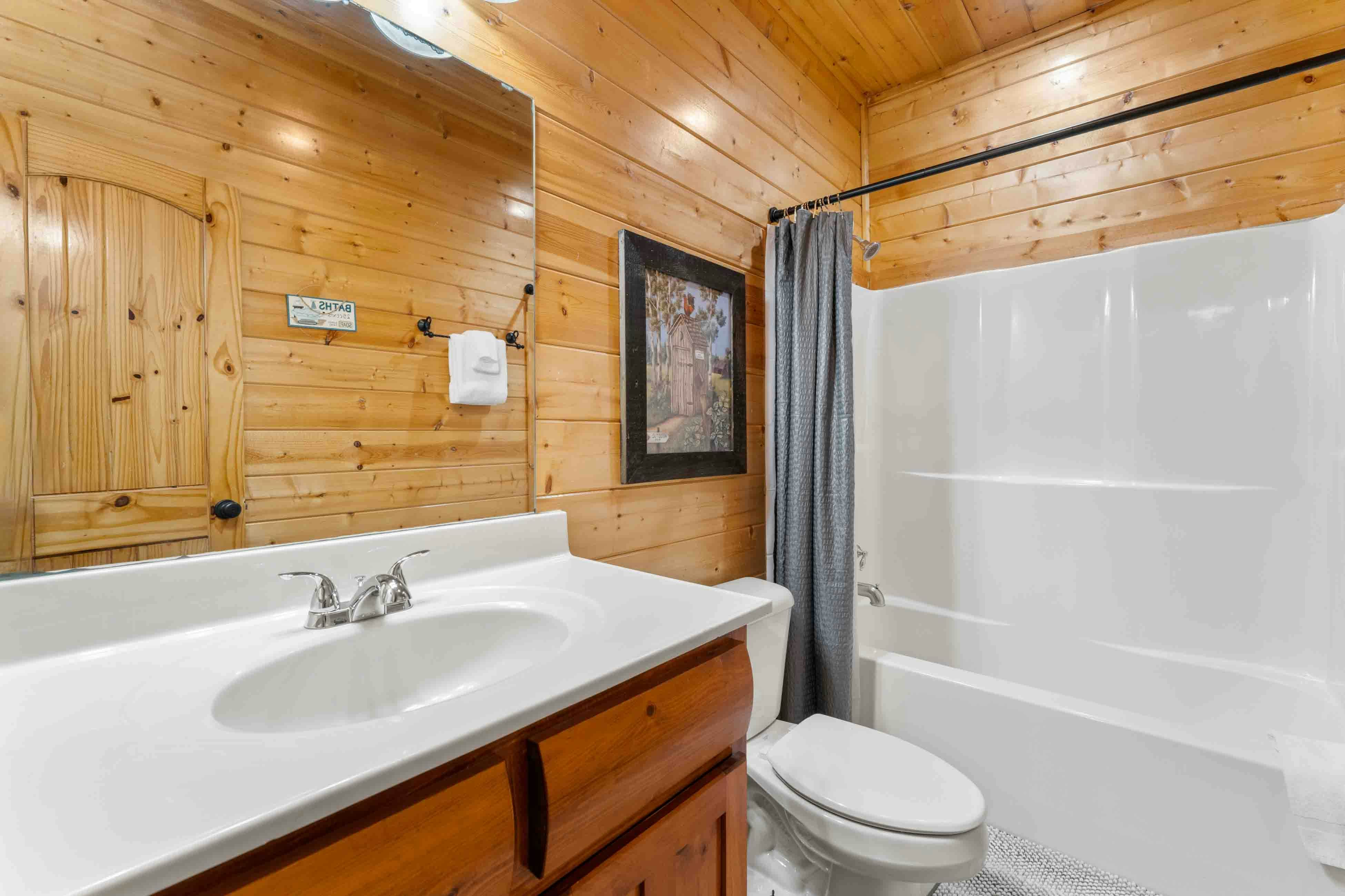 Amazing twin cabins w/dual hot tubs, billiards, theater - attraction tickets!